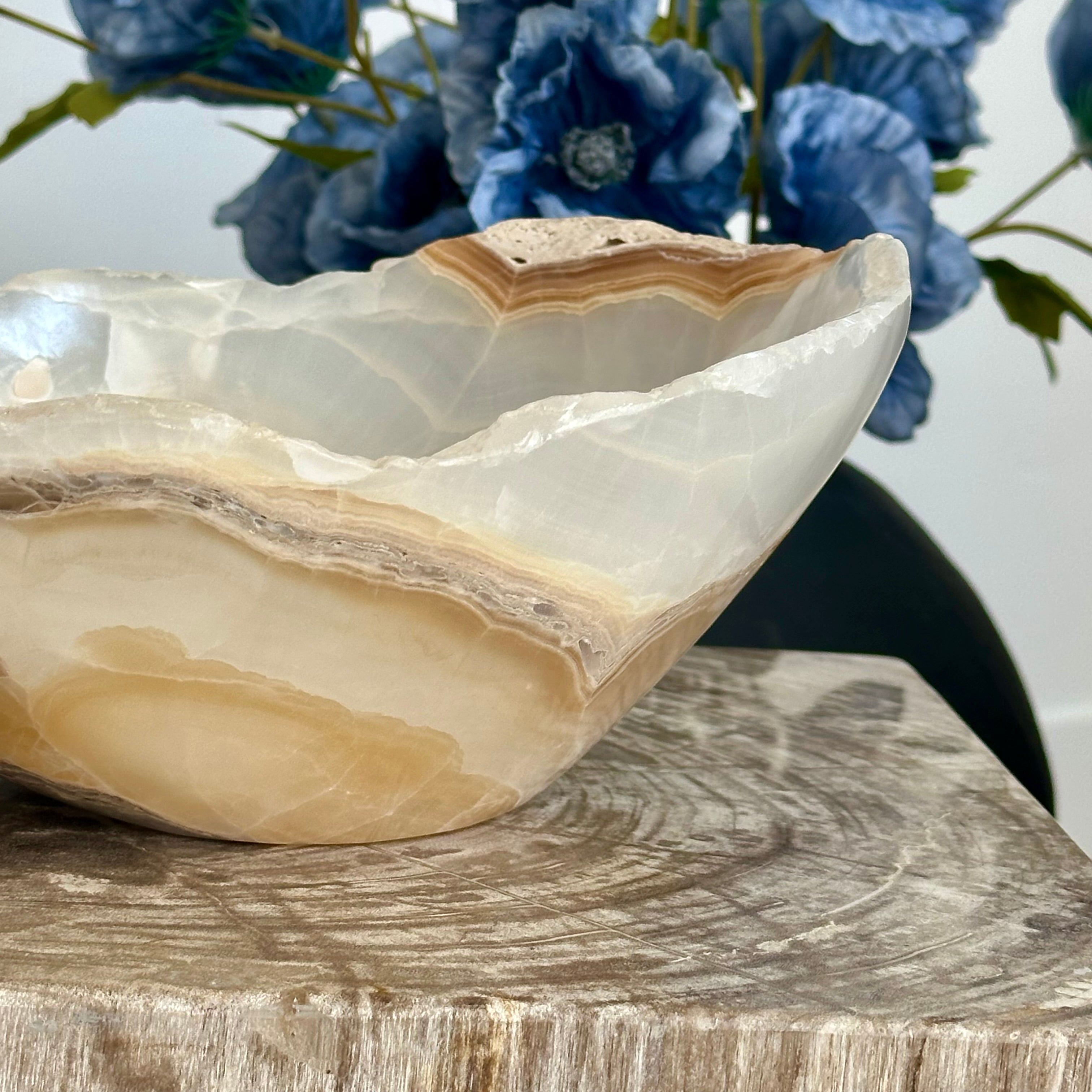 Beige & White Onyx Bowl – Hand-Carved Natural Stone Elegance