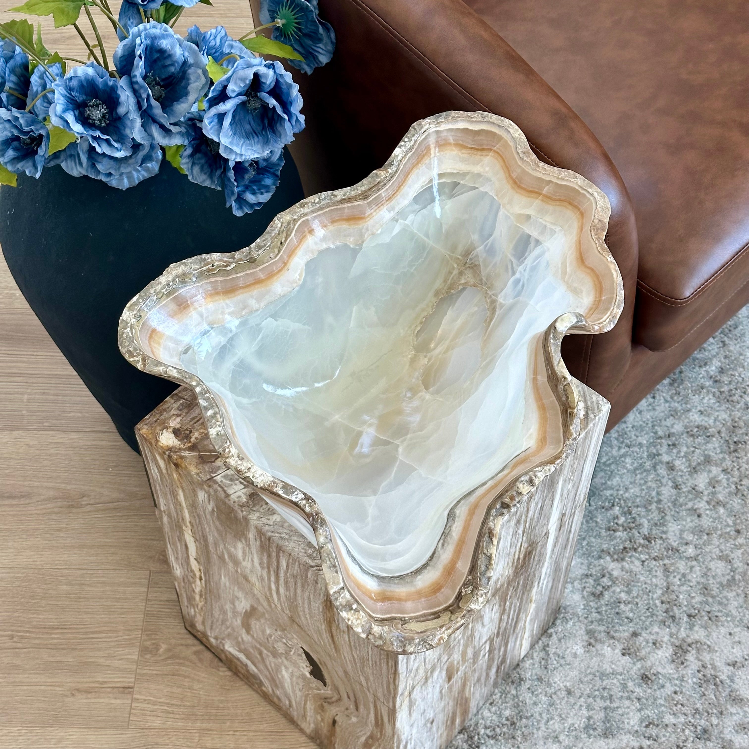 Sculpted White Onyx Bowl with Natural Edge – Hand-Carved Luxury Decor