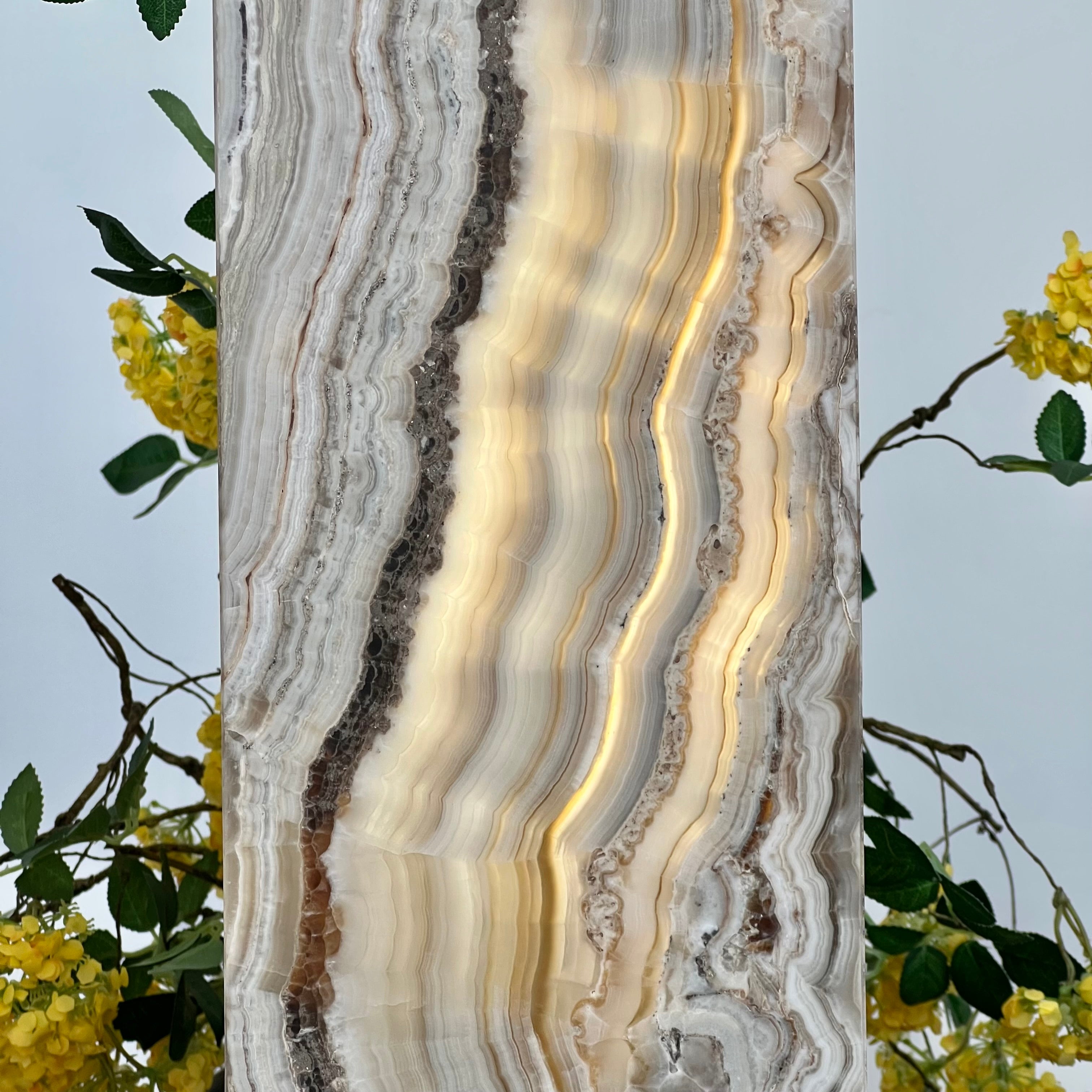 Cream & Grey Earth-Toned Onyx Table Lamp – Natural Stone Elegance