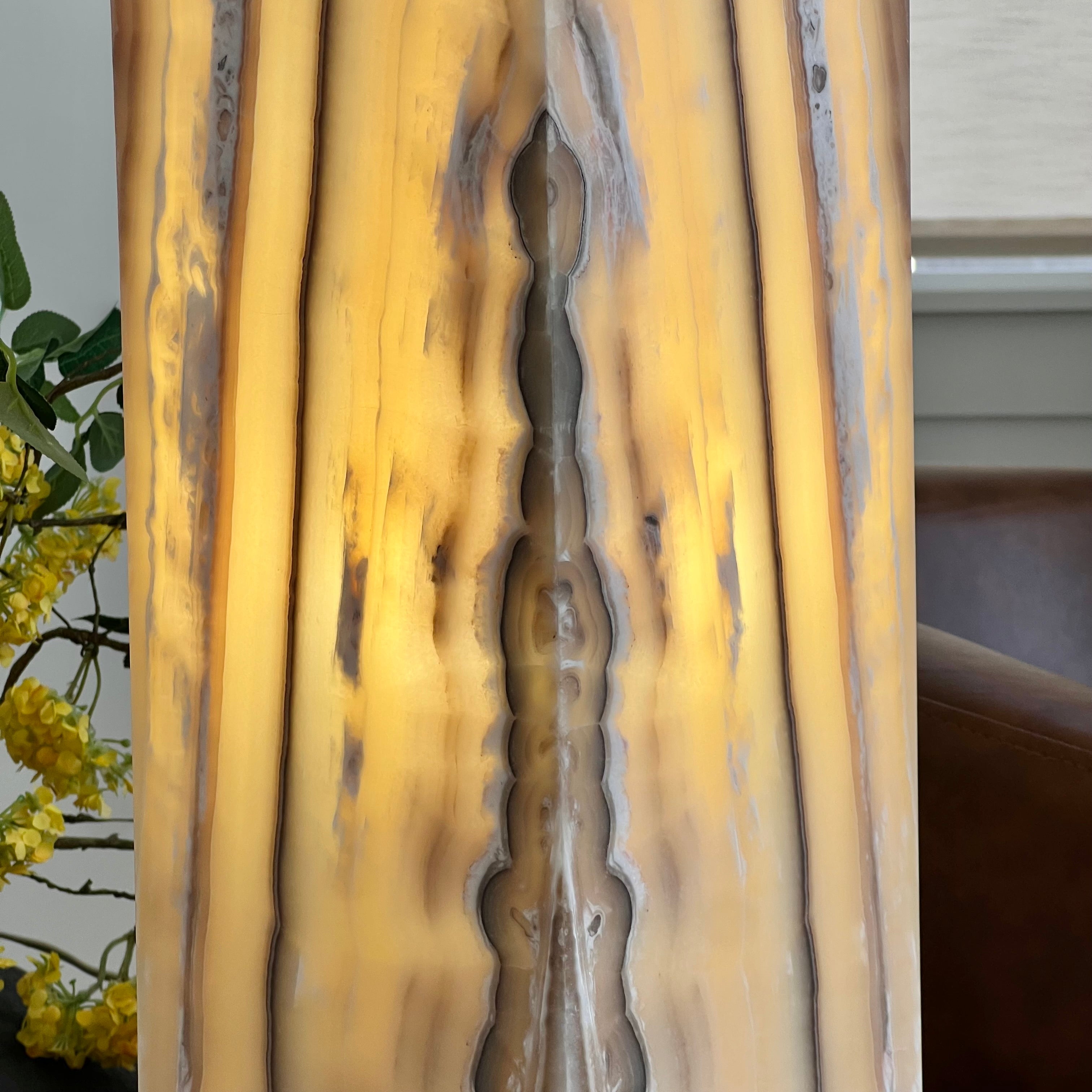 Hand-Carved Onyx Table Lamp – Natural Glow for Elegant Interiors