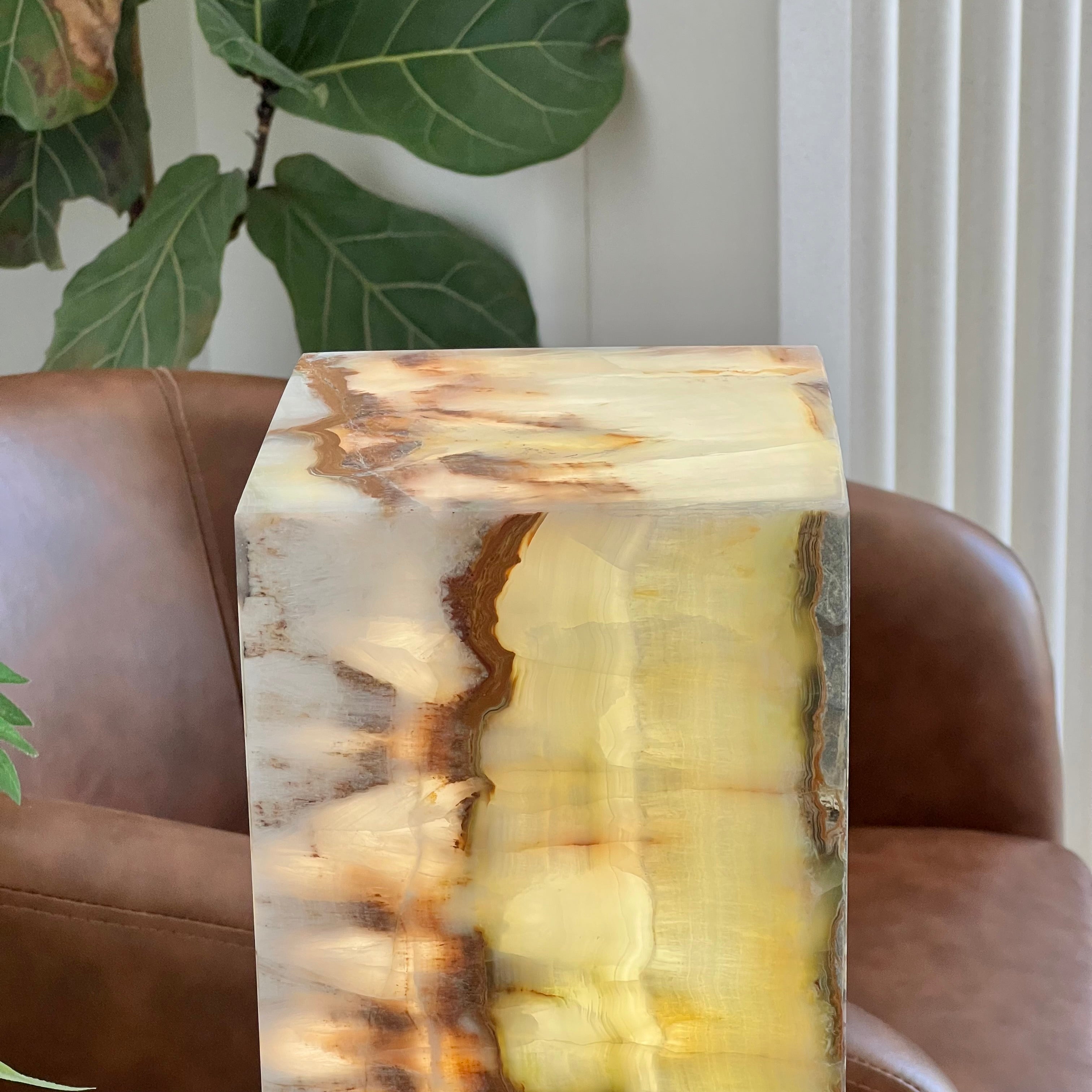 Hand-Carved Onyx Table Lamp – Earthy Elegance with a Natural Glow