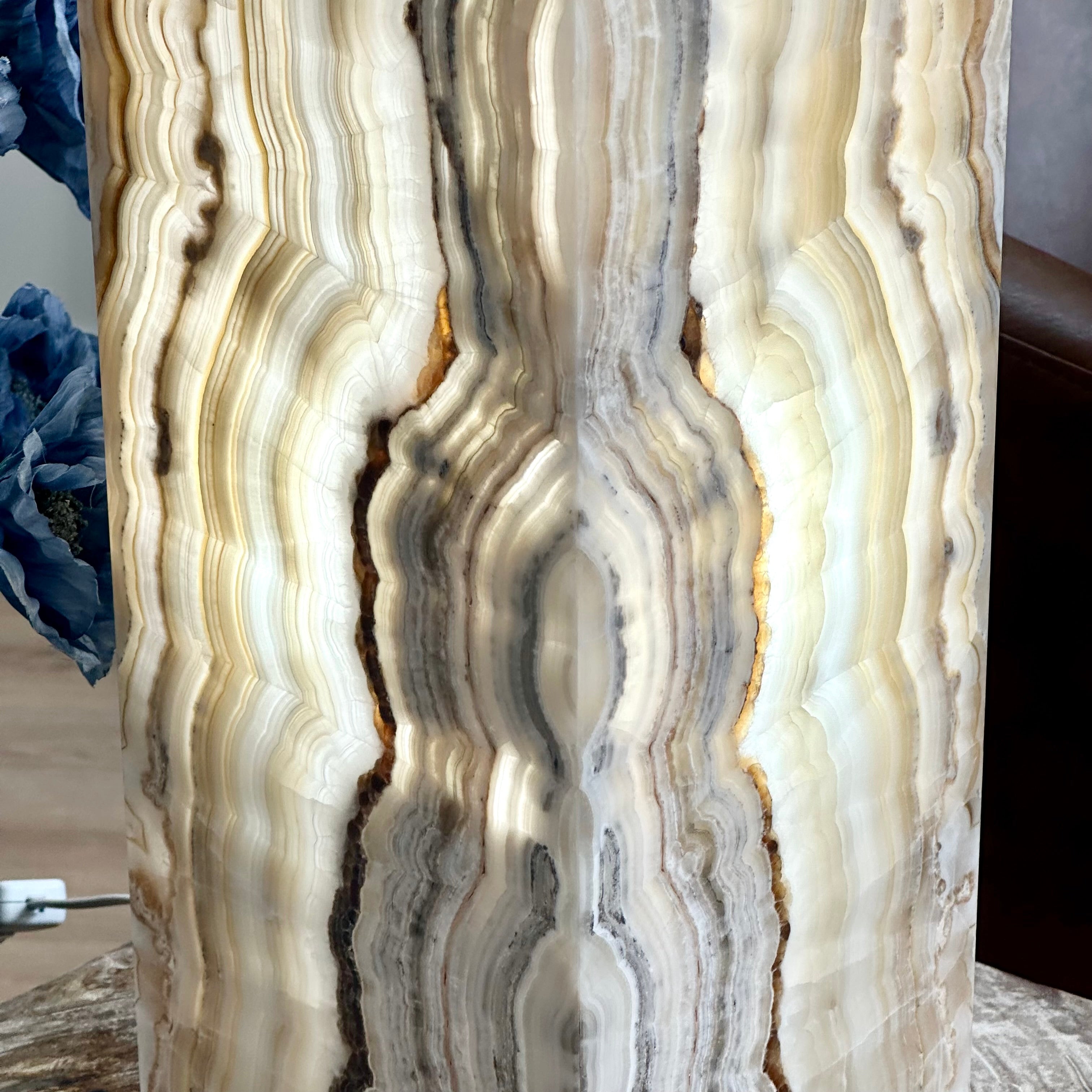 Rare Vertical Banded Onyx Lamp – 16" Hand-Carved Statement Light