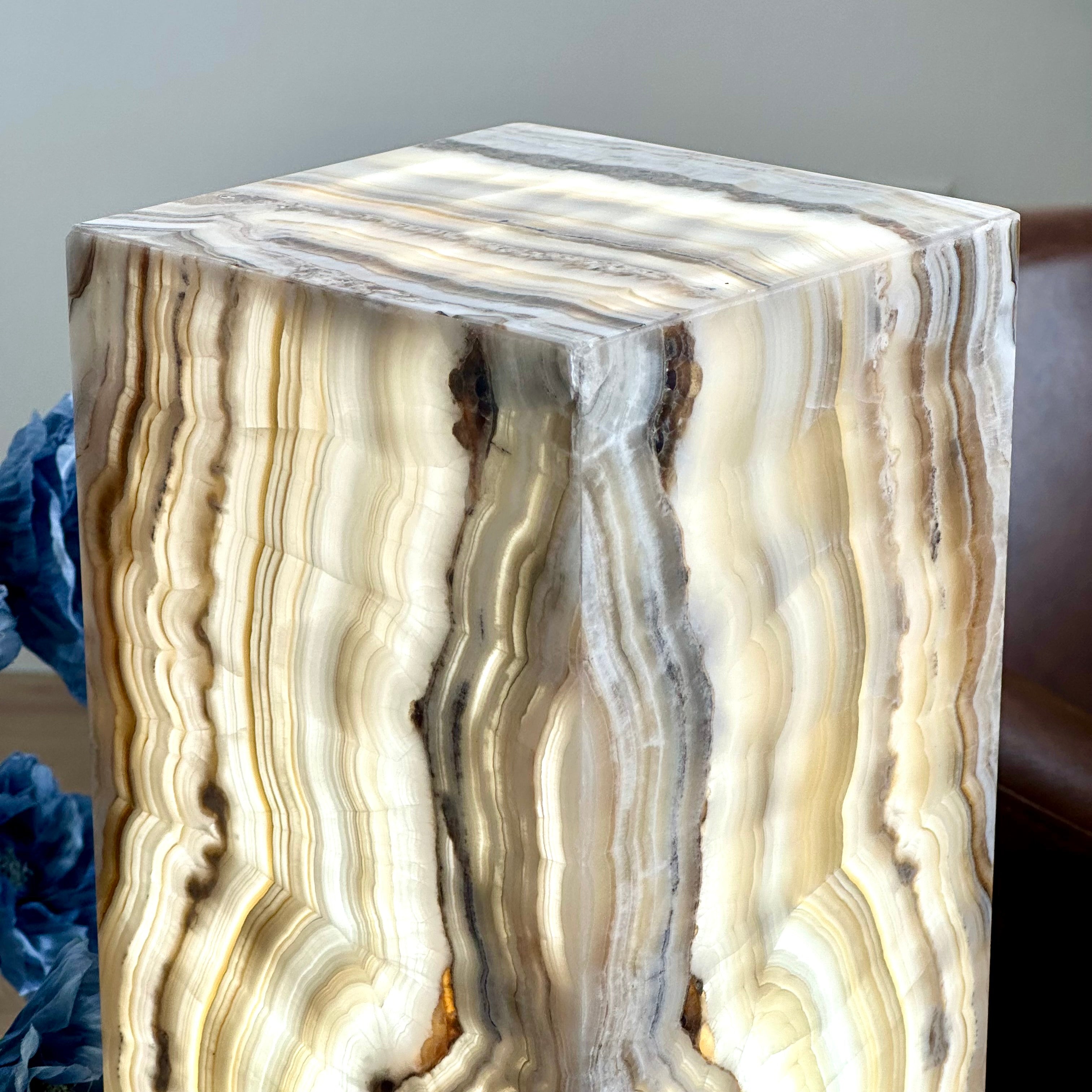 Rare Vertical Banded Onyx Lamp – 16" Hand-Carved Statement Light