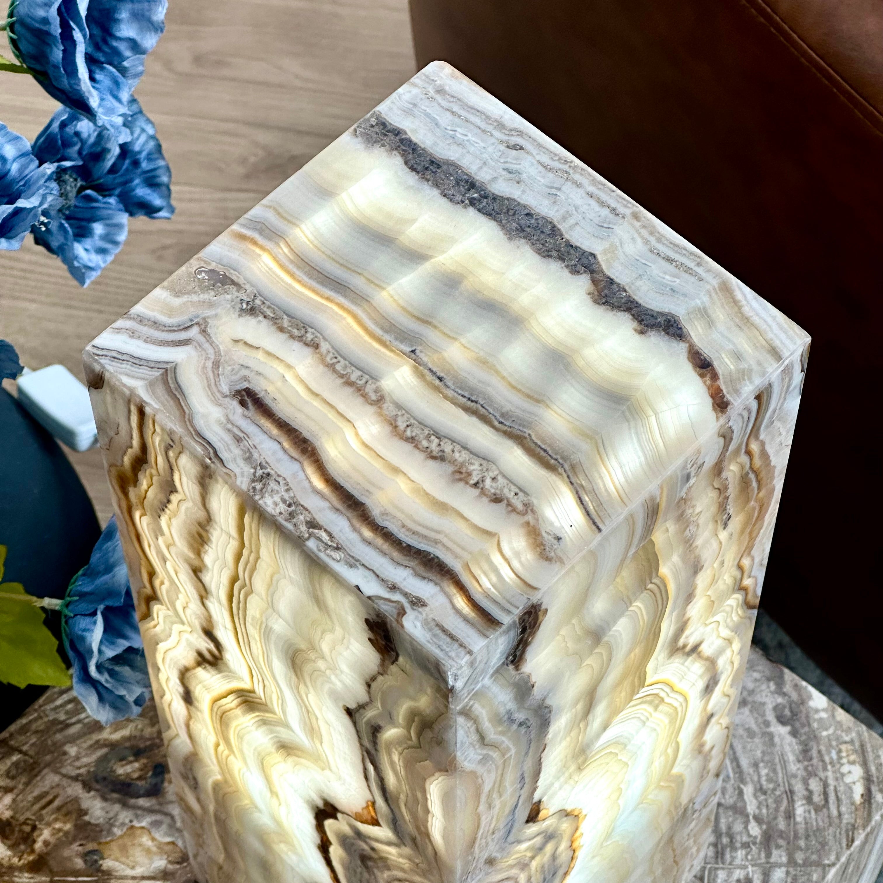 Rare Vertical Banded Onyx Lamp – 16" Hand-Carved Statement Light