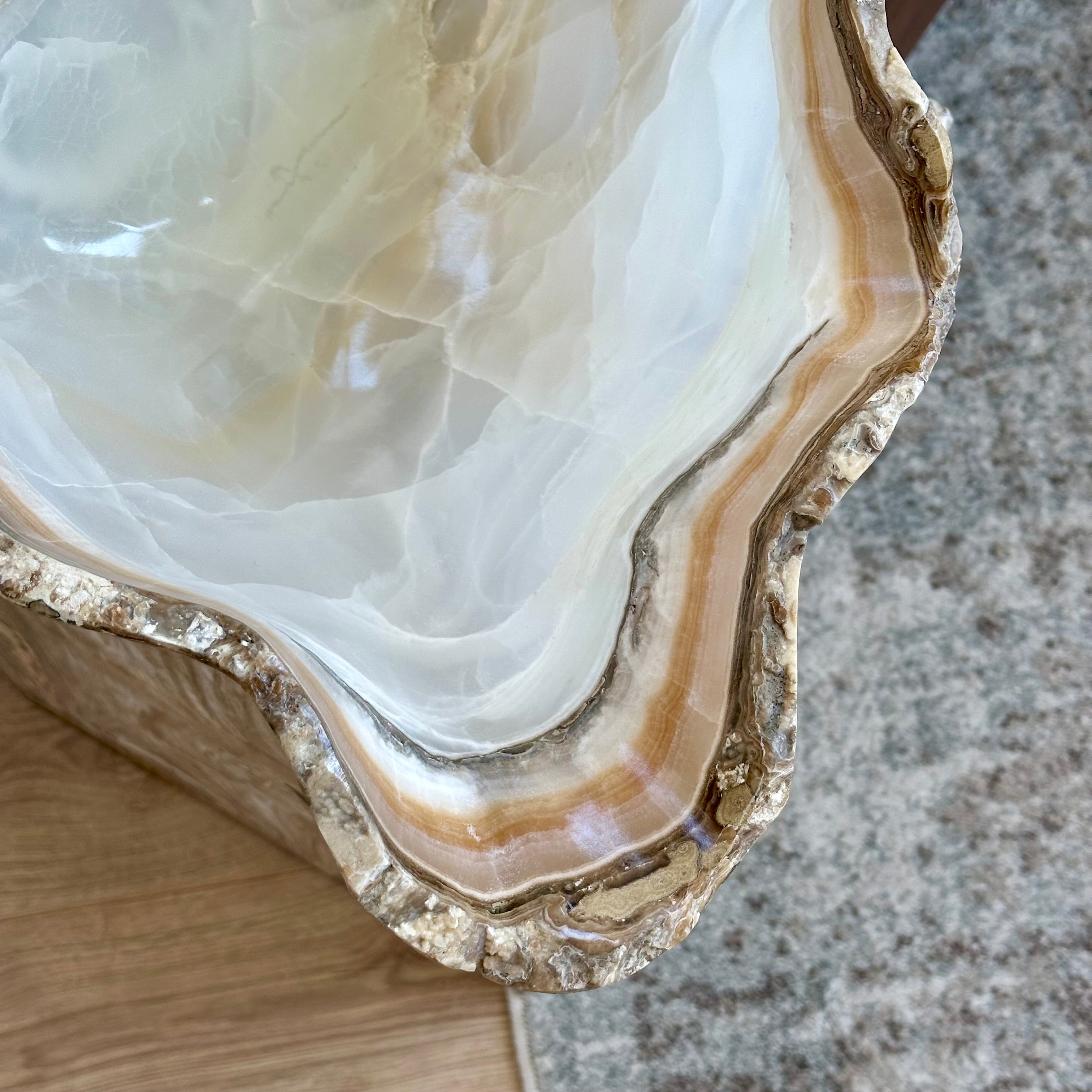 Sculpted White Onyx Bowl with Natural Edge – Hand-Carved Luxury Decor