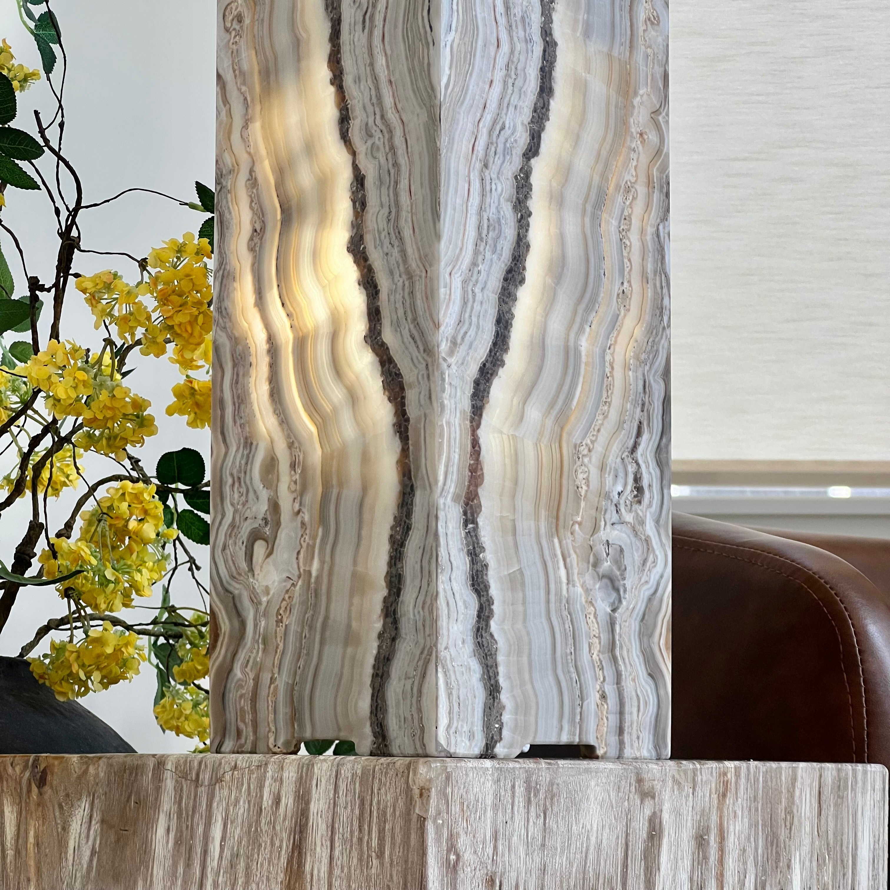 Cream & Grey Earth-Toned Onyx Table Lamp – Natural Stone Elegance