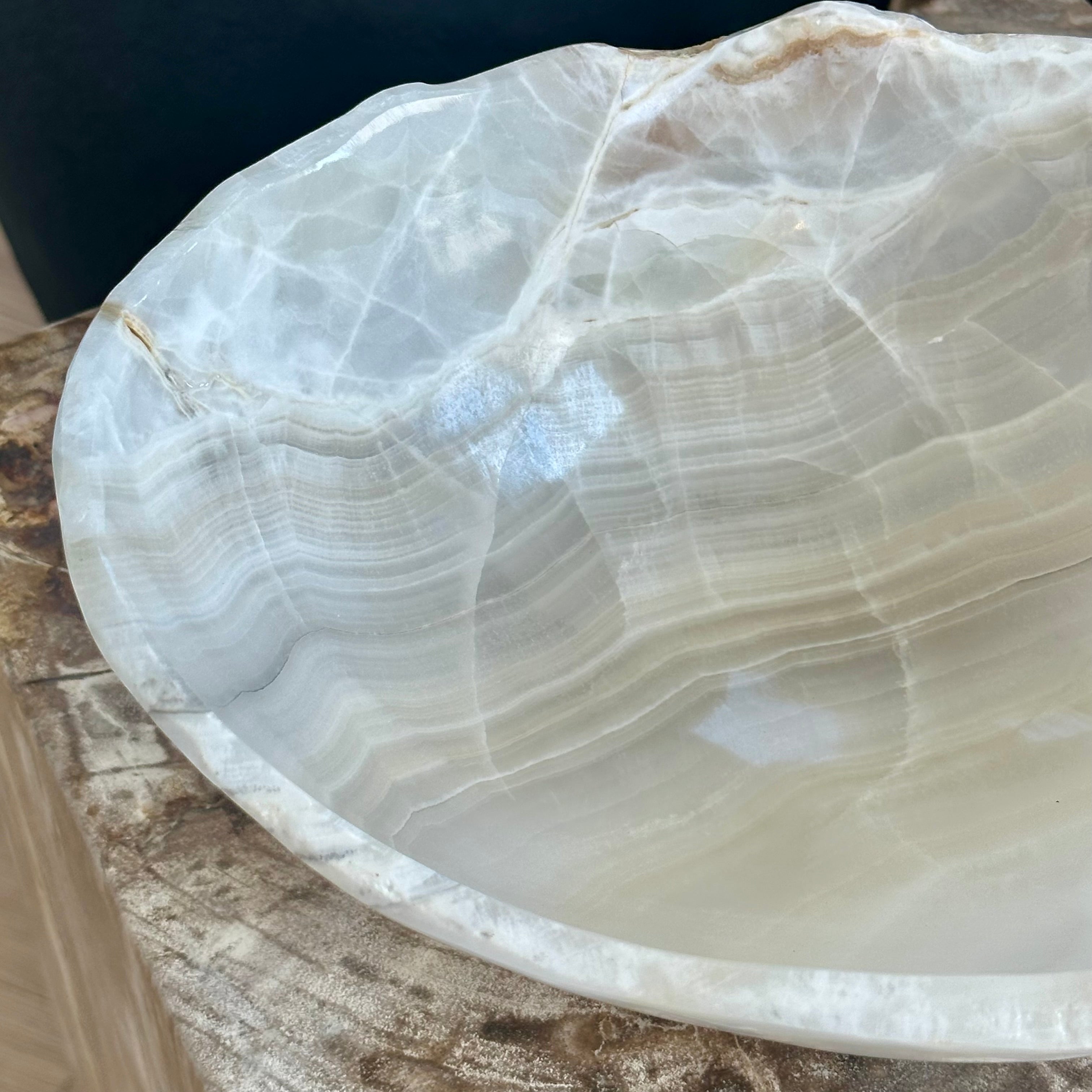 White & Beige Onyx Bowl – Hand-Carved Natural Stone Elegance