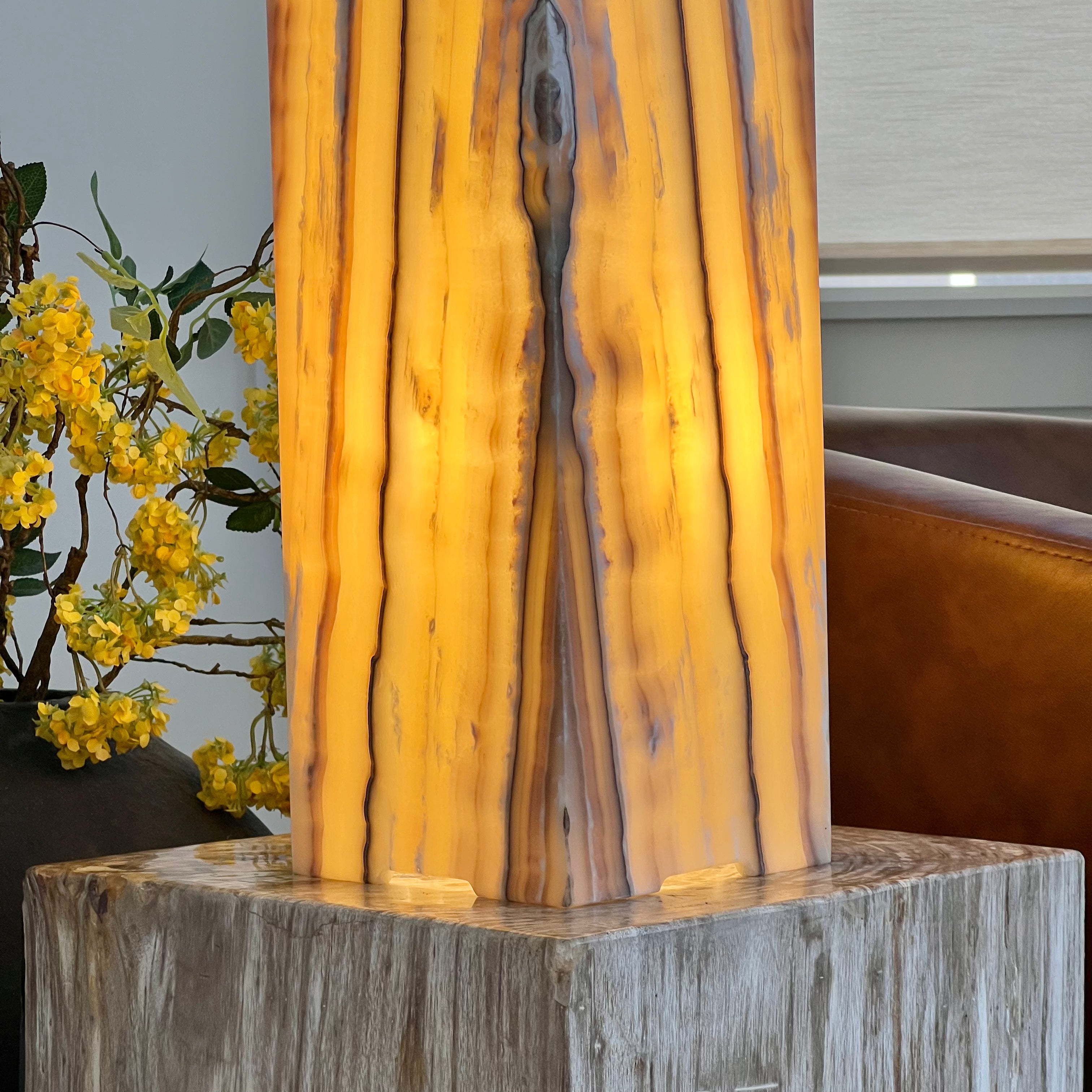 Handcrafted Onyx Table Lamp – Natural Stone Glow for Elegant Interiors