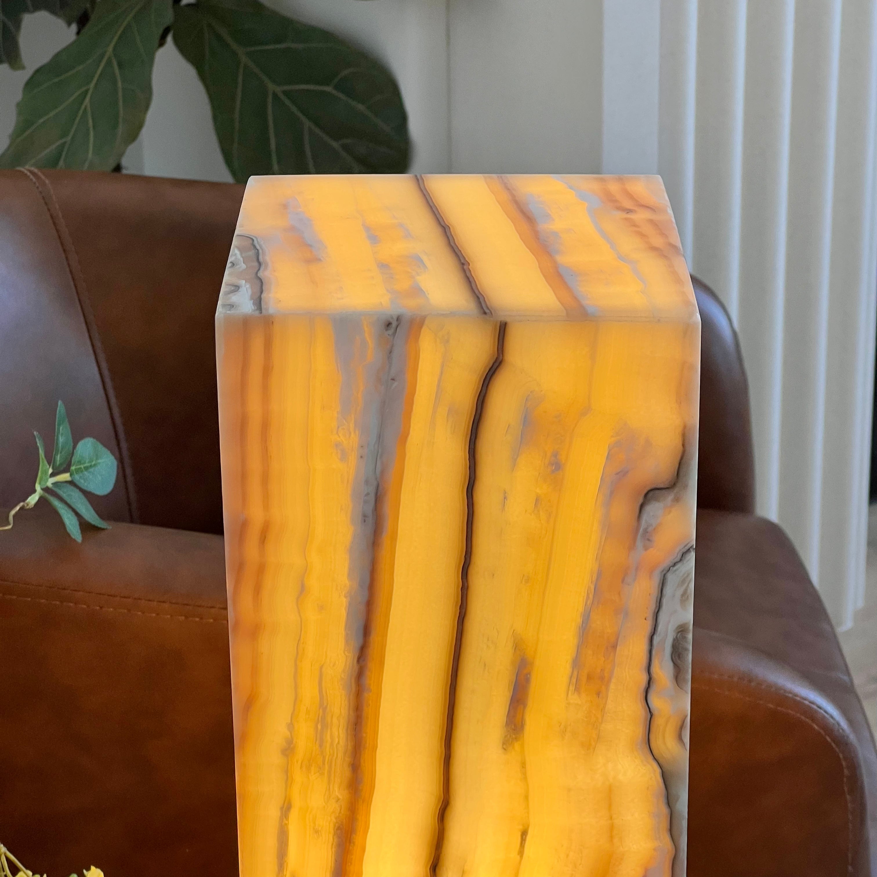 Handcrafted Onyx Table Lamp – Natural Stone Glow for Elegant Interiors