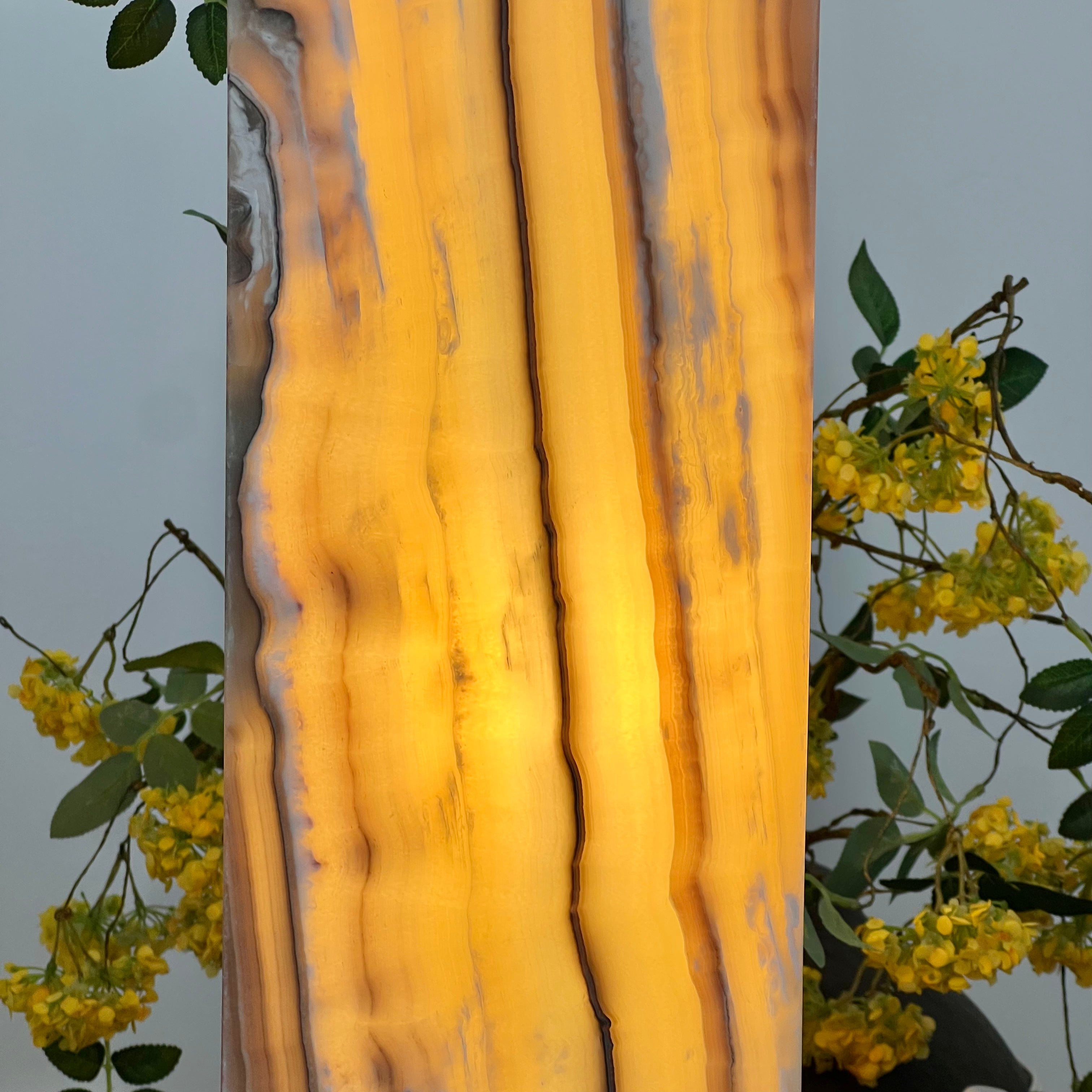 Handcrafted Onyx Table Lamp – Natural Stone Glow for Elegant Interiors