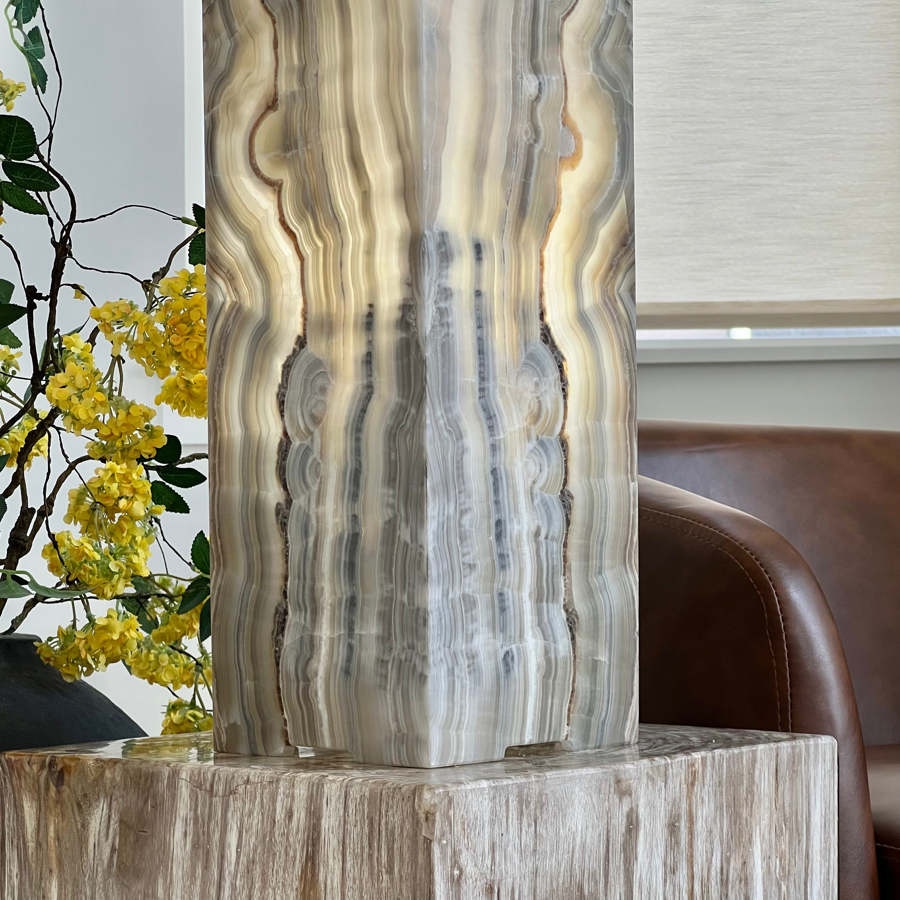 Cream & Grey Earth-Toned Onyx Table Lamp – Natural Stone Elegance