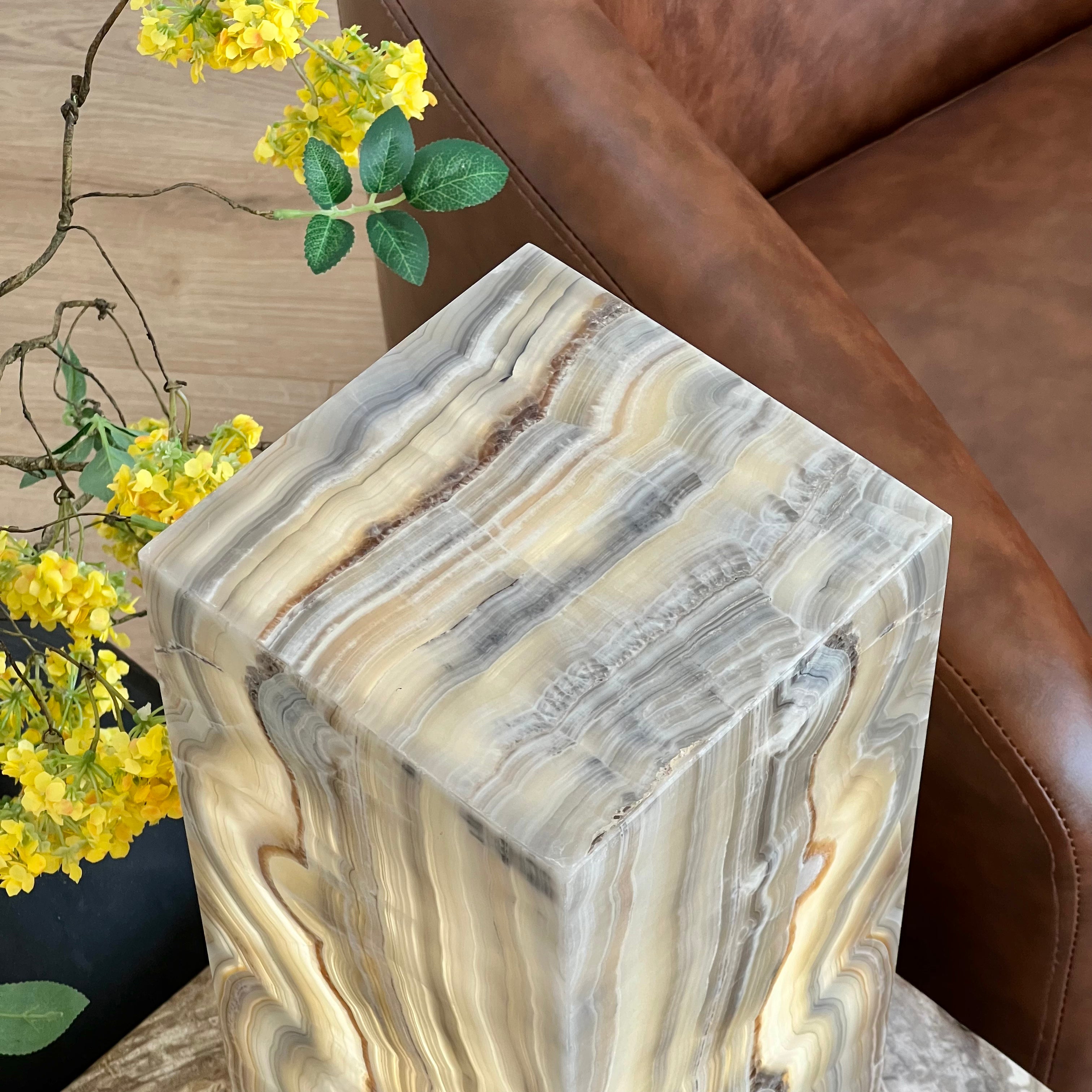 Cream & Grey Earth-Toned Onyx Table Lamp – Natural Stone Elegance