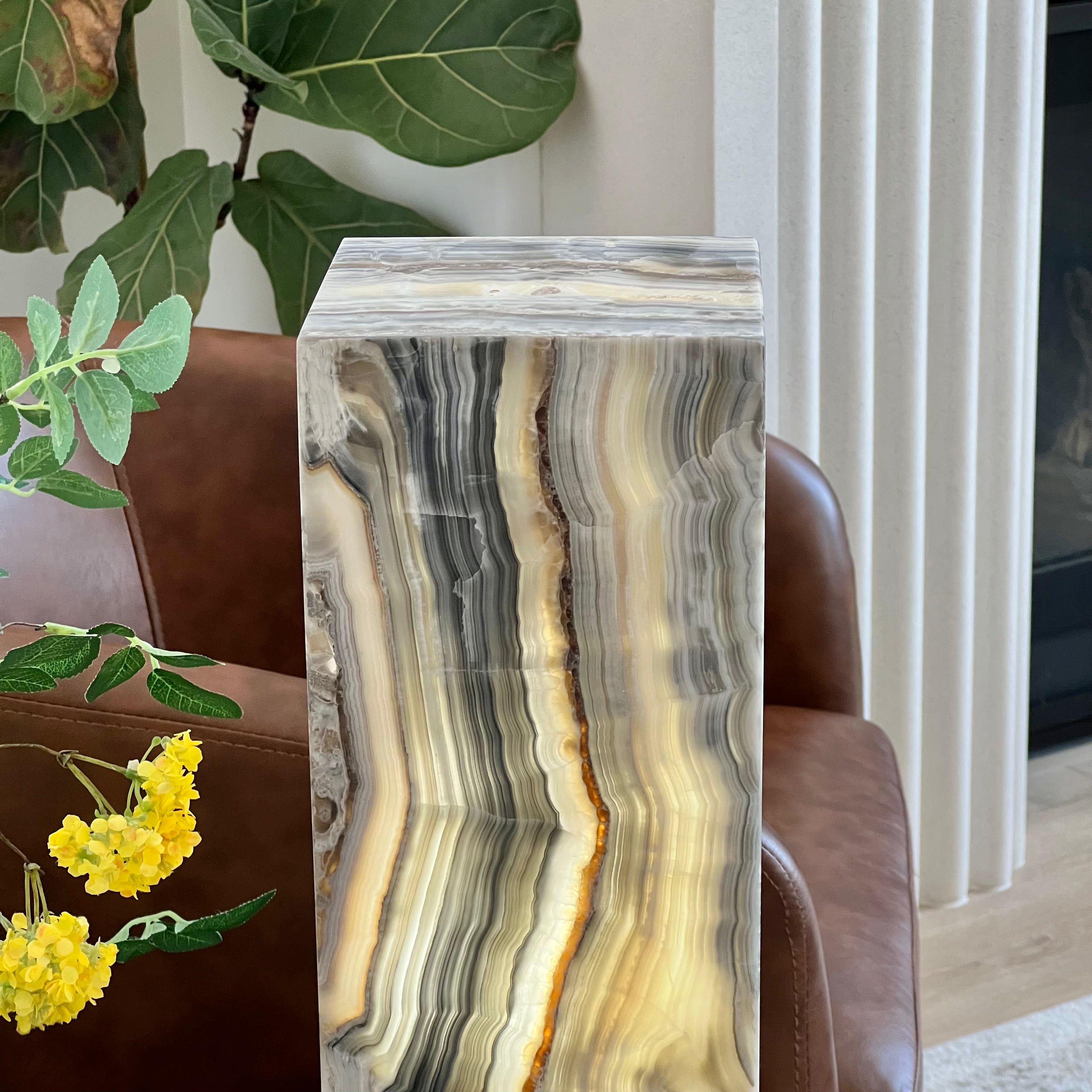 Cream & Grey Earth-Toned Onyx Table Lamp – Natural Stone Elegance