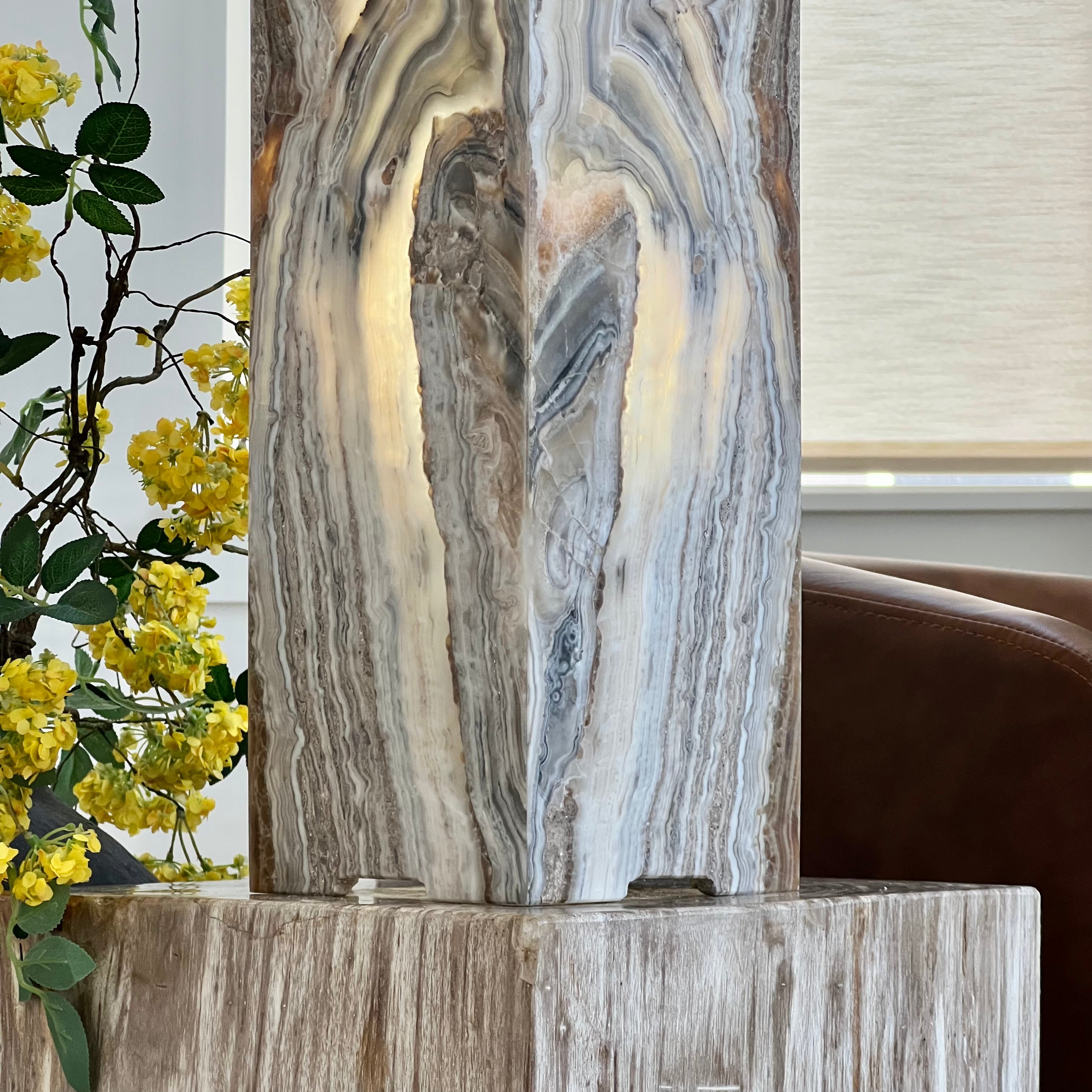 Cream & Grey Earth-Toned Onyx Table Lamp – Natural Stone Elegance