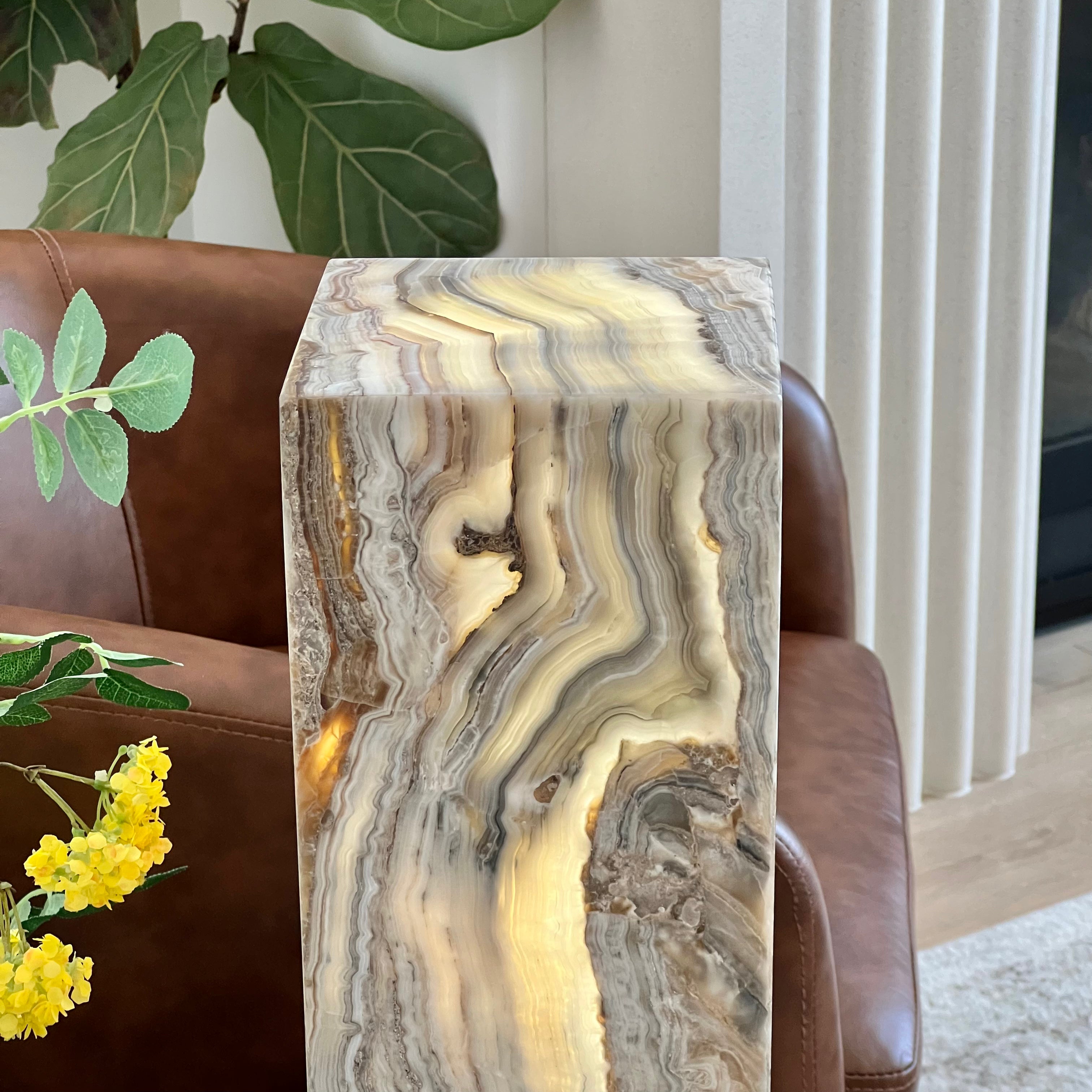 Cream & Grey Earth-Toned Onyx Table Lamp – Natural Stone Elegance