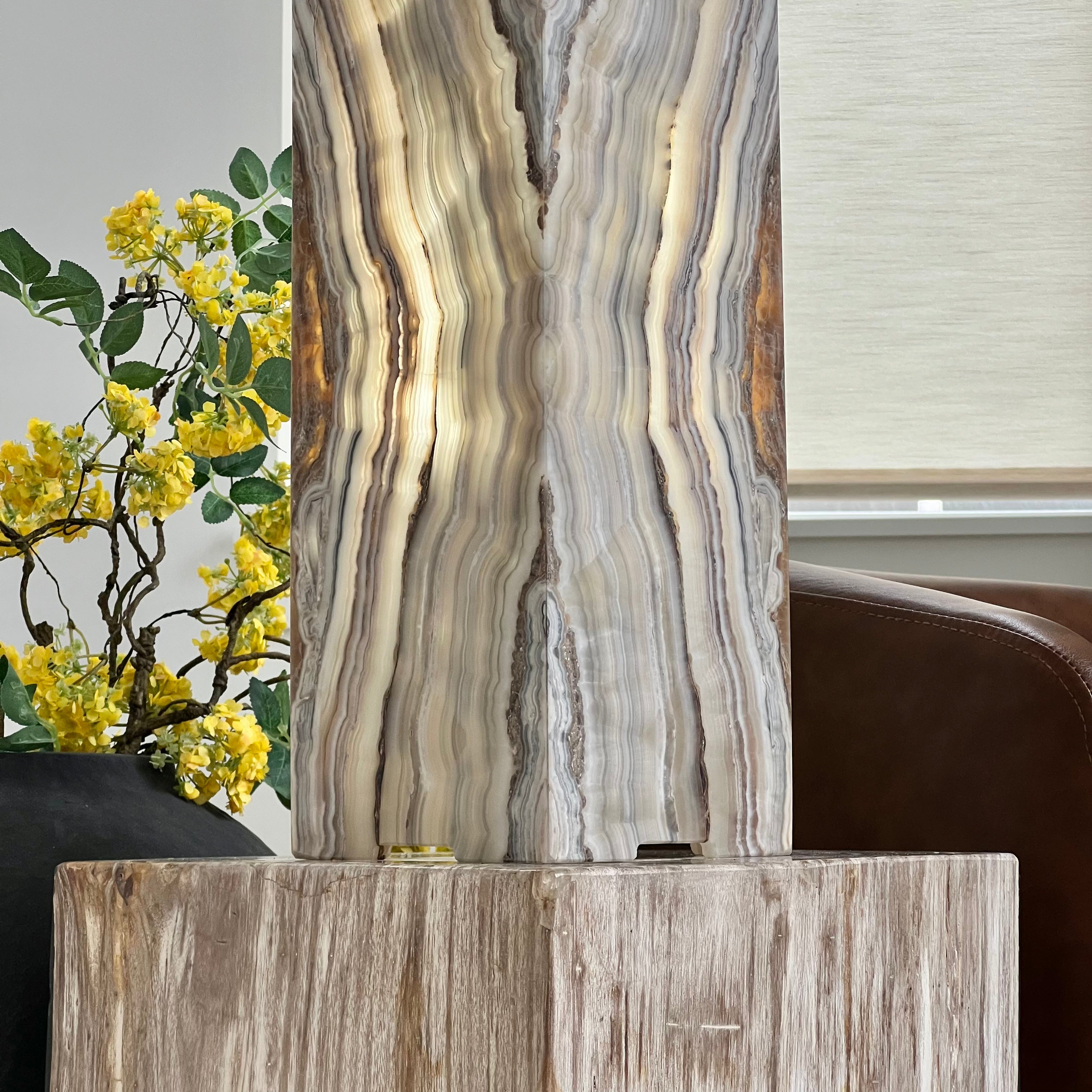 Cream & Grey Earth-Toned Onyx Table Lamp – Natural Stone Elegance