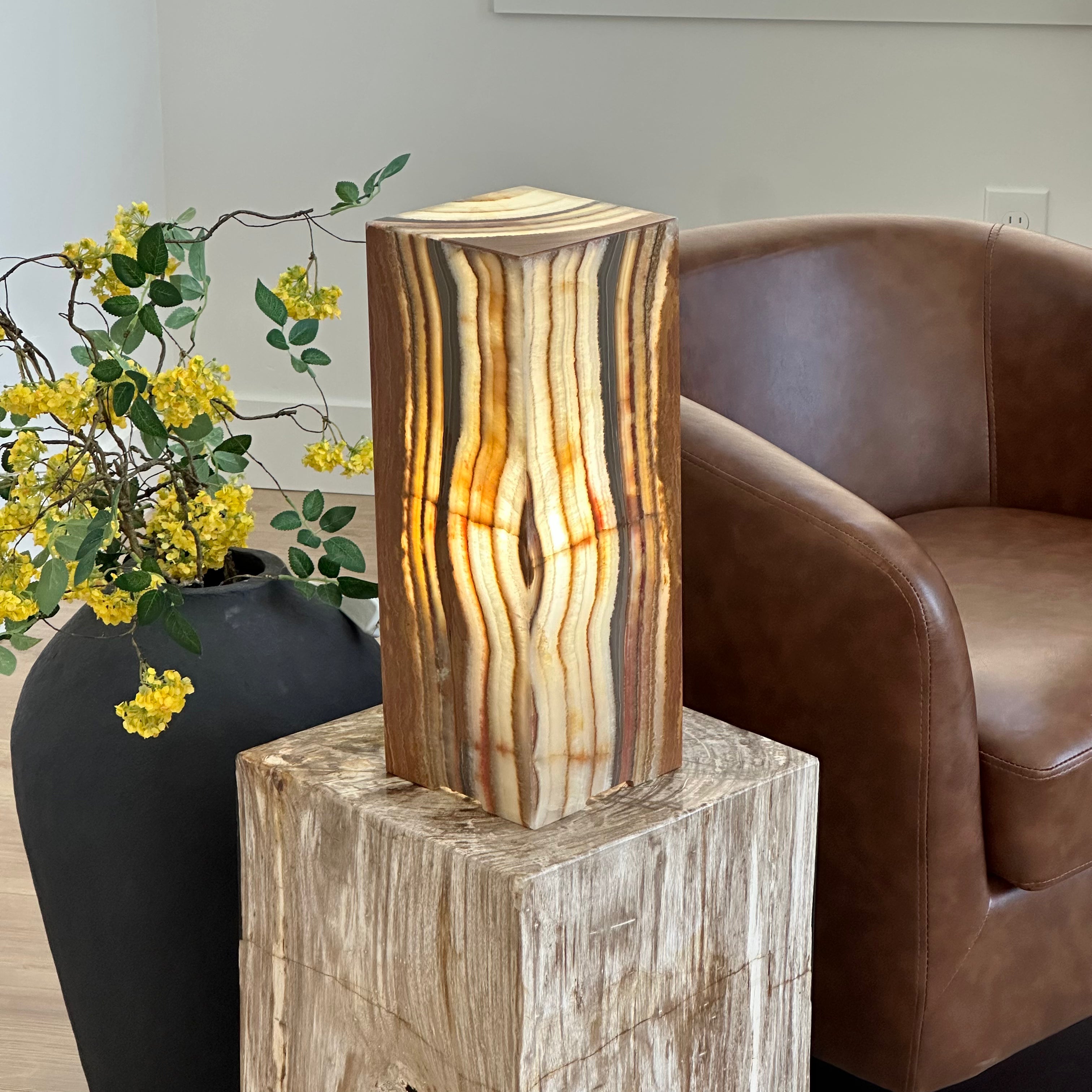 Natural Onyx Stone Lamp – Handcrafted Modern Accent Light for Home Decor