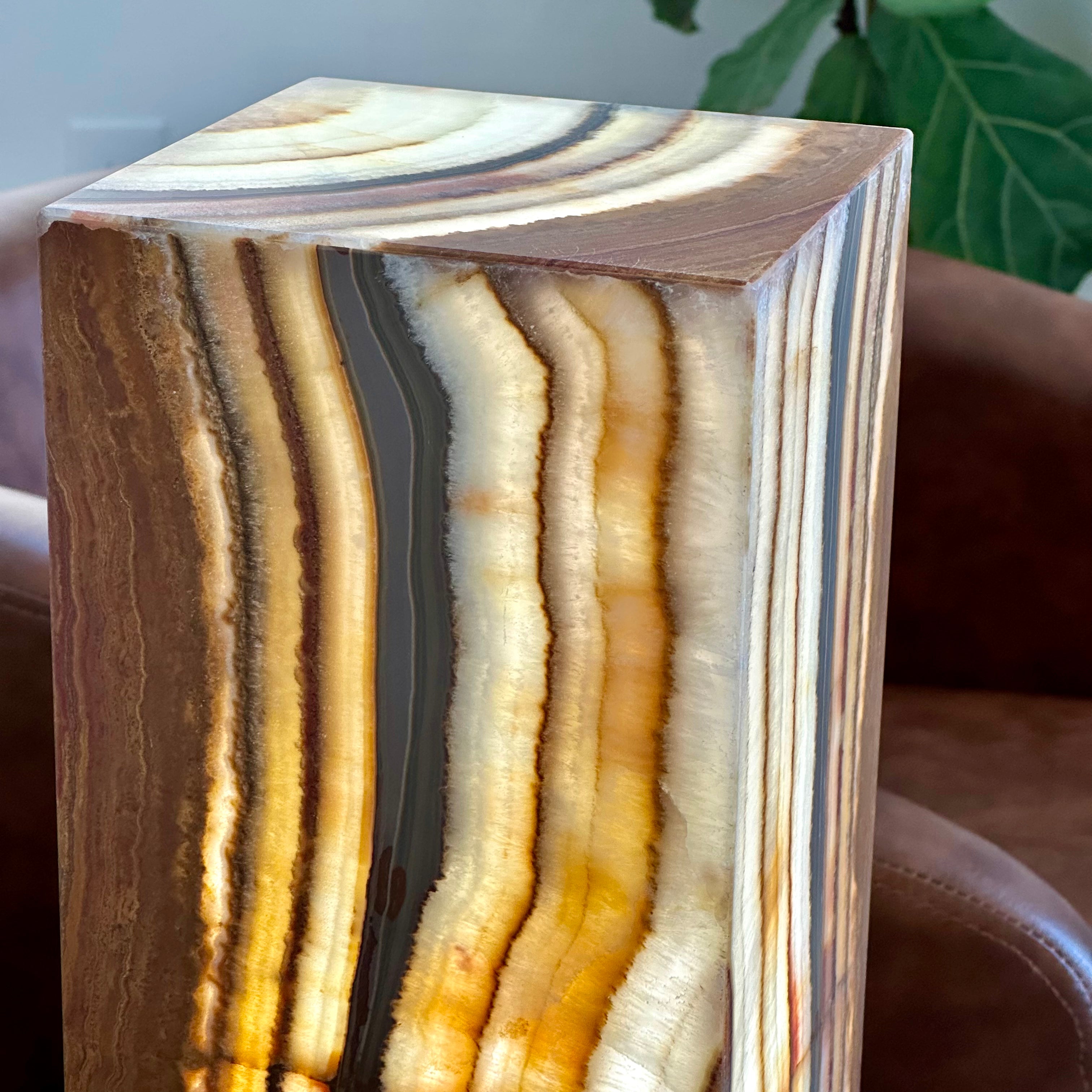 Natural Onyx Stone Lamp – Handcrafted Modern Accent Light for Home Decor