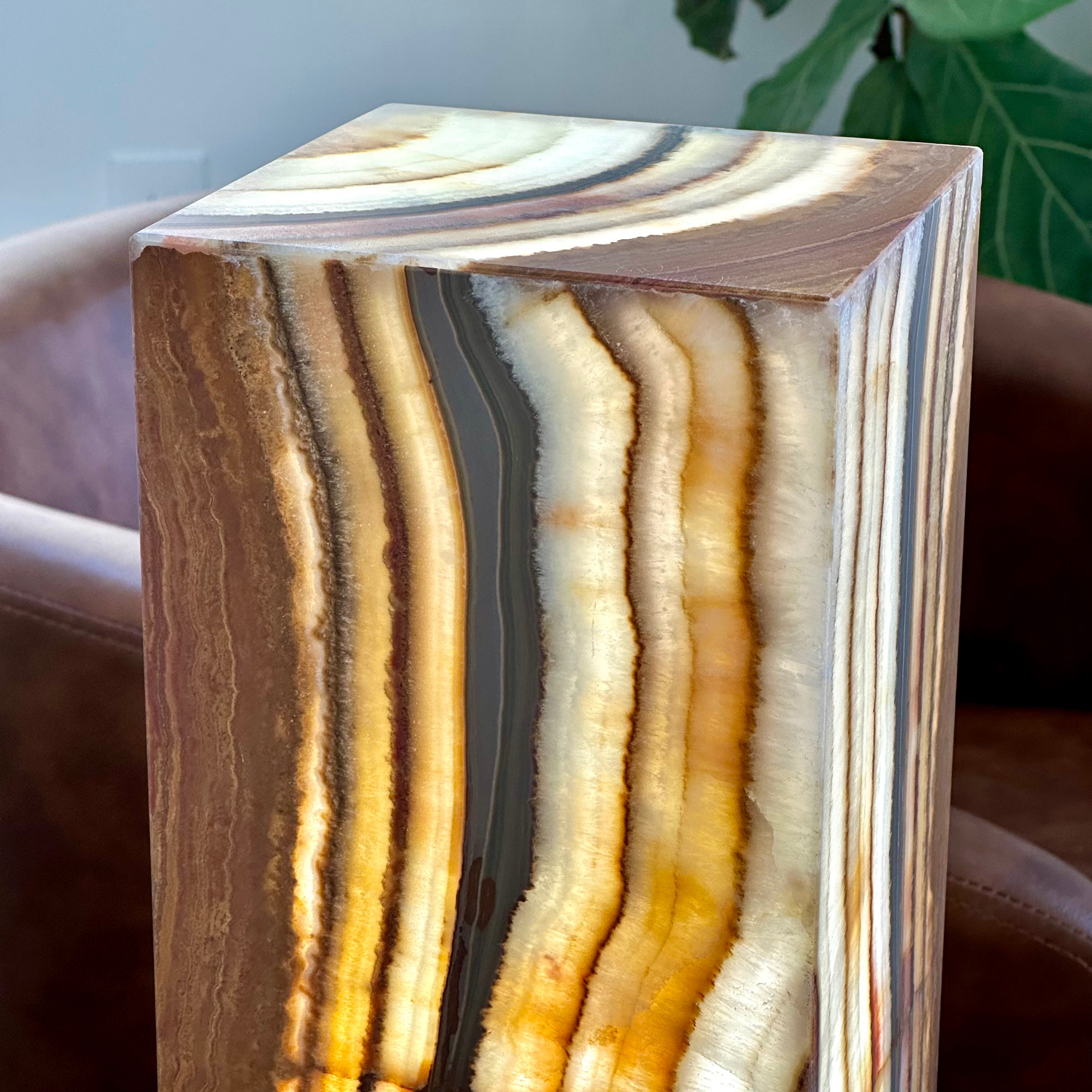 Natural Onyx Stone Lamp – Handcrafted Modern Accent Light for Home Decor