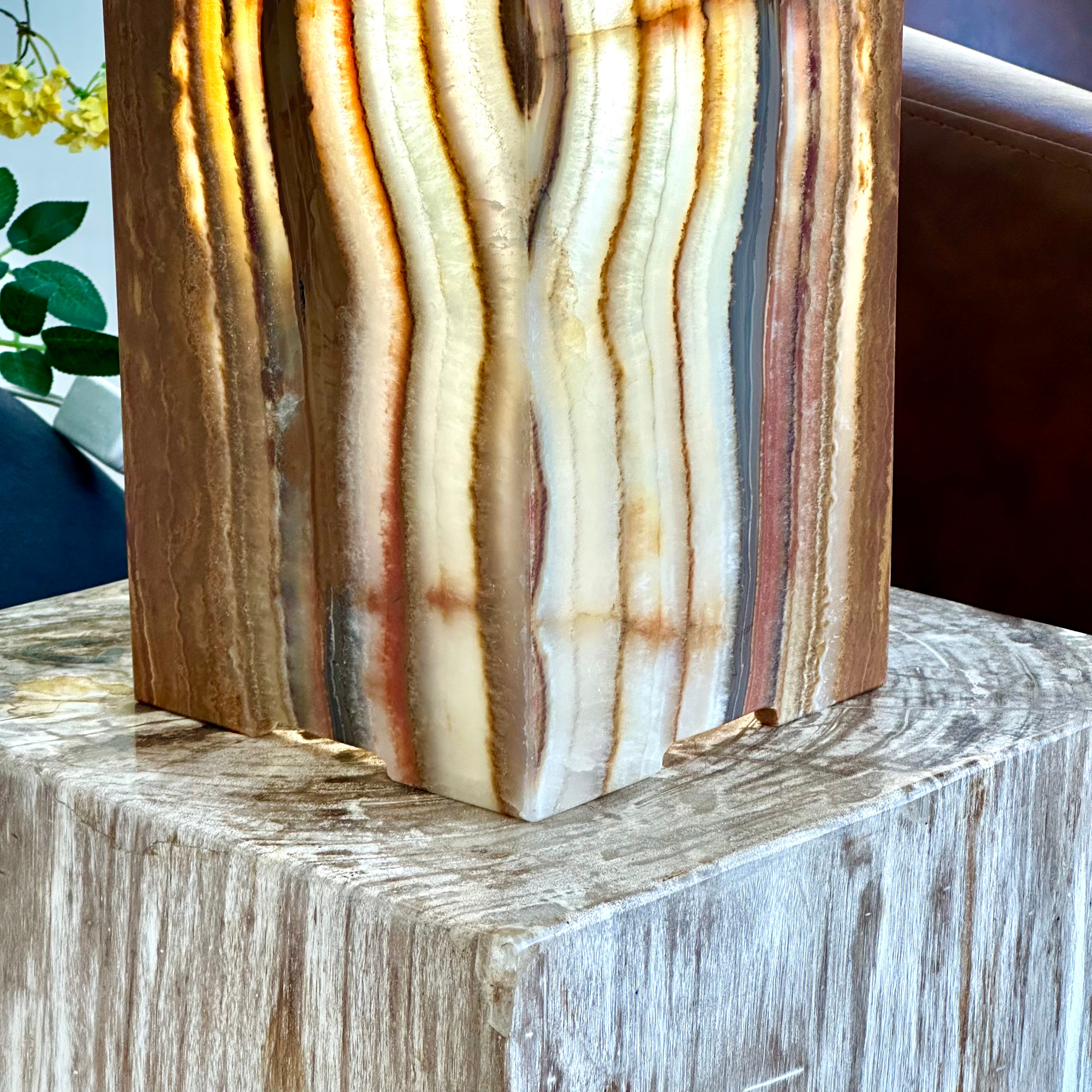 Natural Onyx Stone Lamp – Handcrafted Modern Accent Light for Home Decor