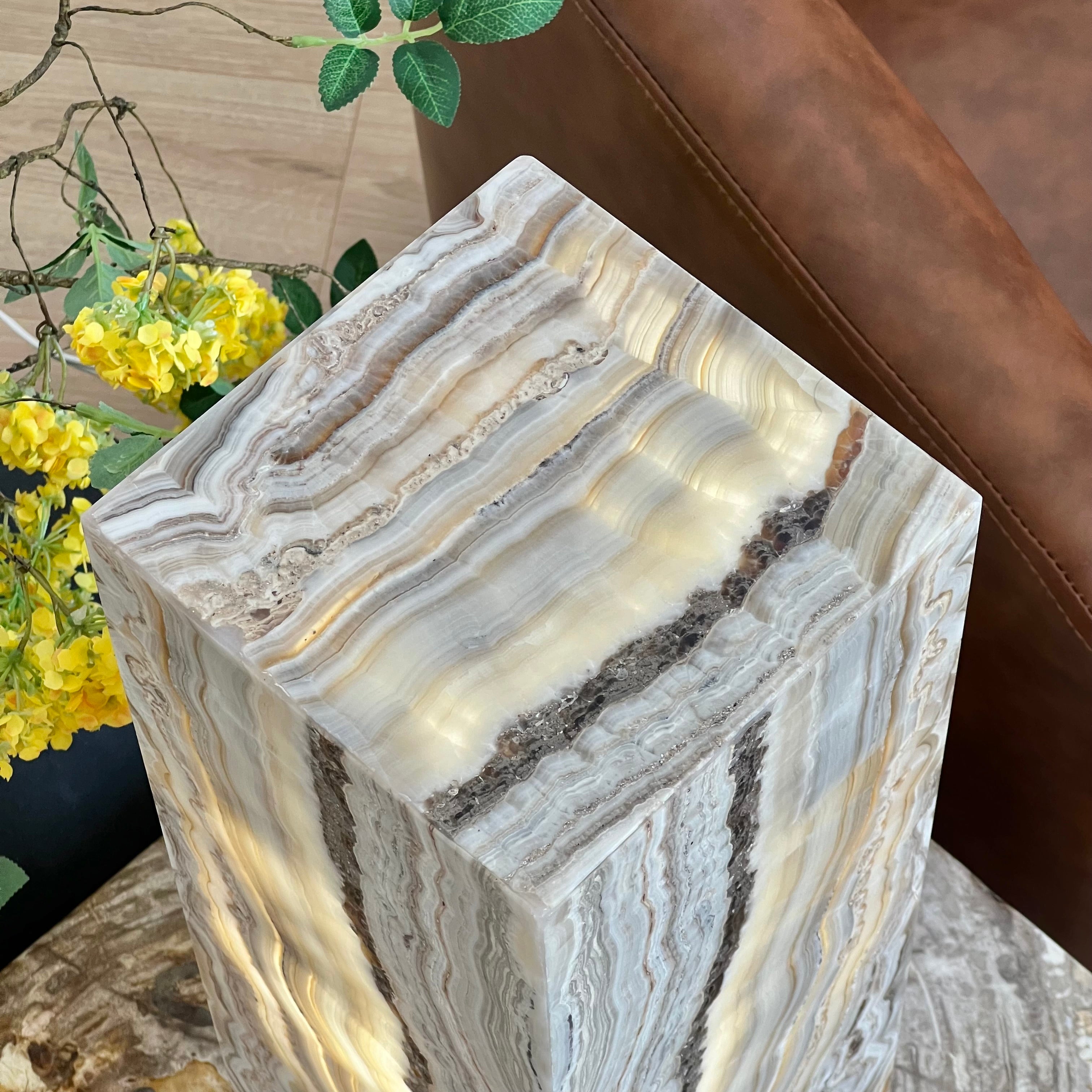 Cream & Grey Earth-Toned Onyx Table Lamp – Natural Stone Elegance