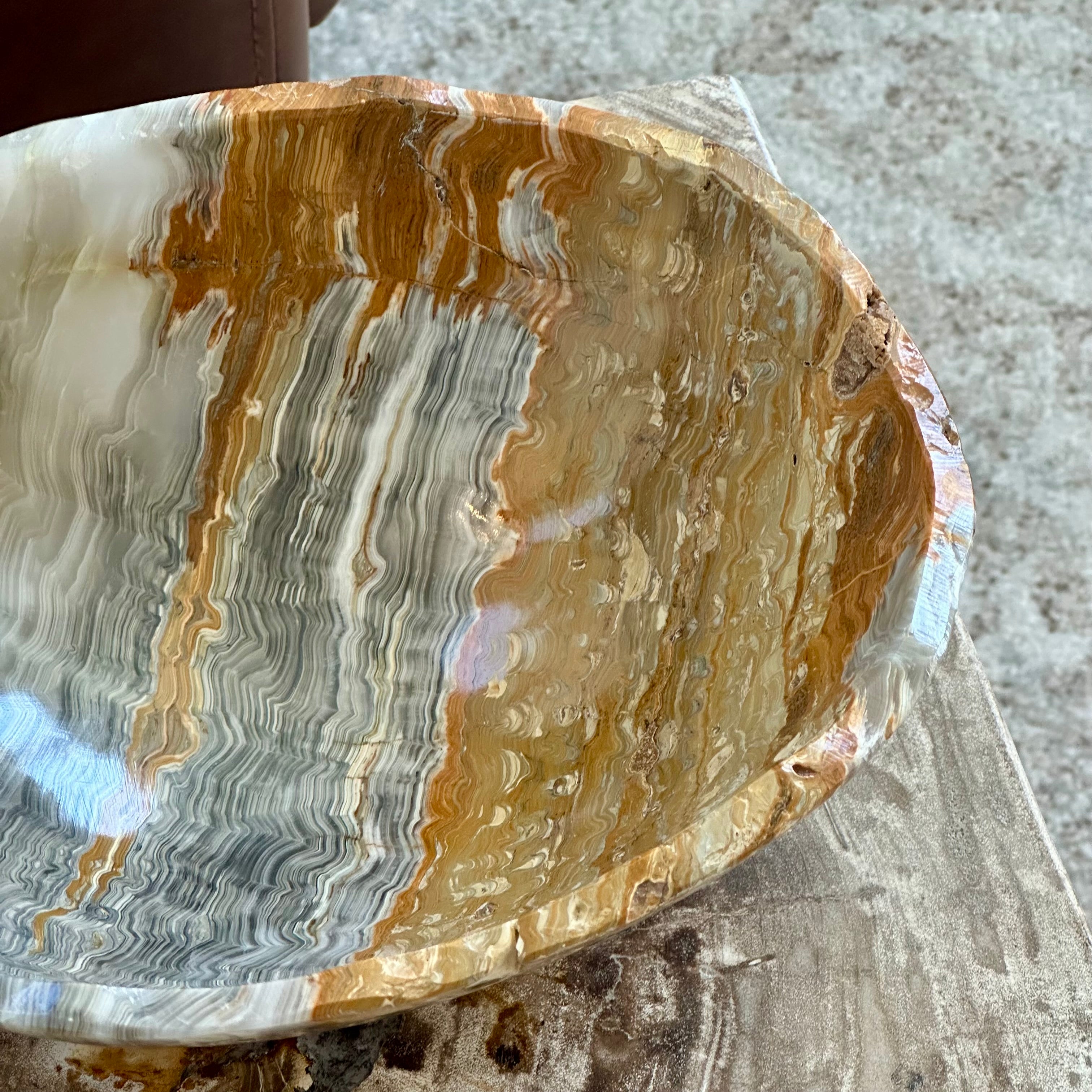 Amber Vein Onyx Bowl – Hand-Carved Organic Stone Art