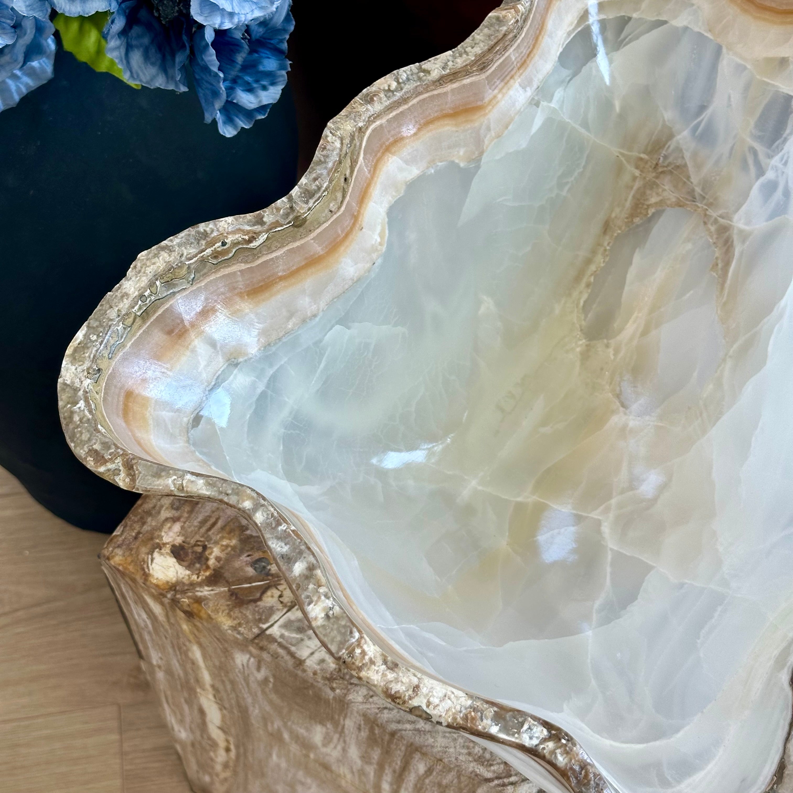 Sculpted White Onyx Bowl with Natural Edge – Hand-Carved Luxury Decor