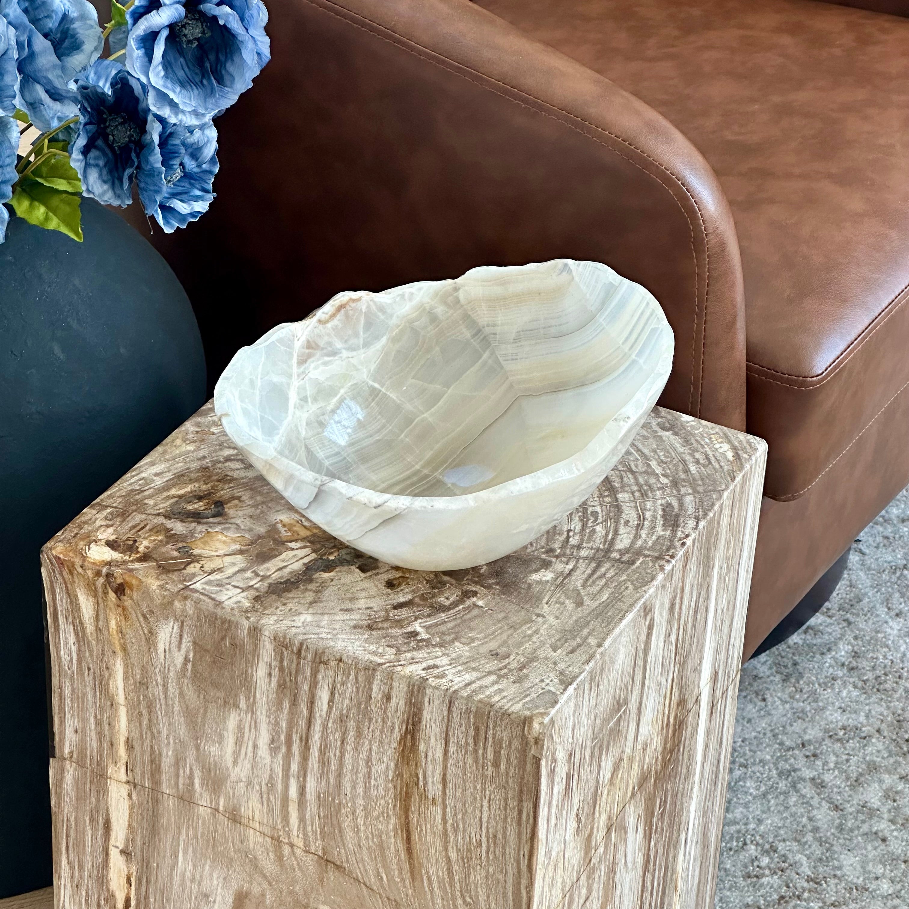 White & Beige Onyx Bowl – Hand-Carved Natural Stone Elegance