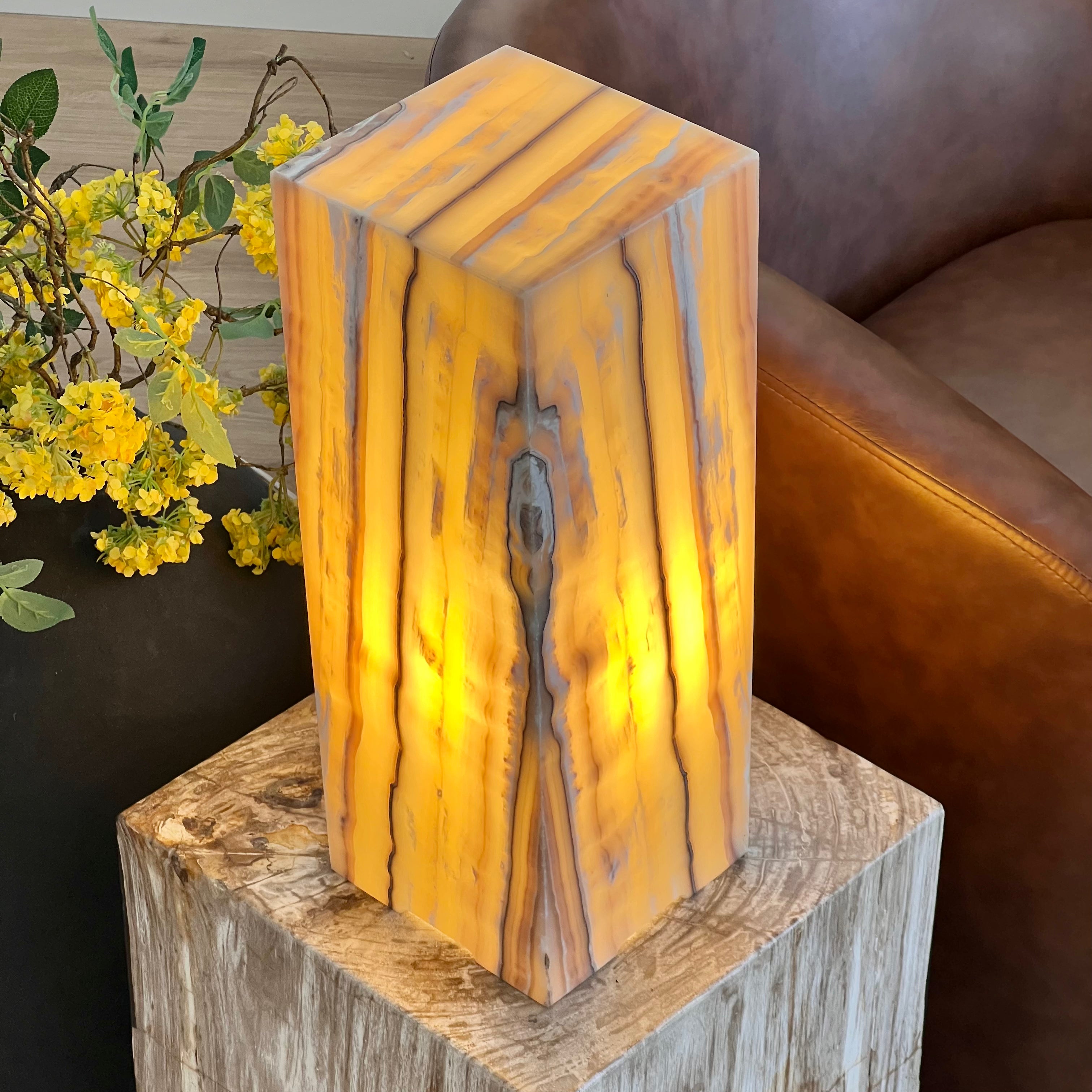 Handcrafted Onyx Table Lamp – Natural Stone Glow for Elegant Interiors
