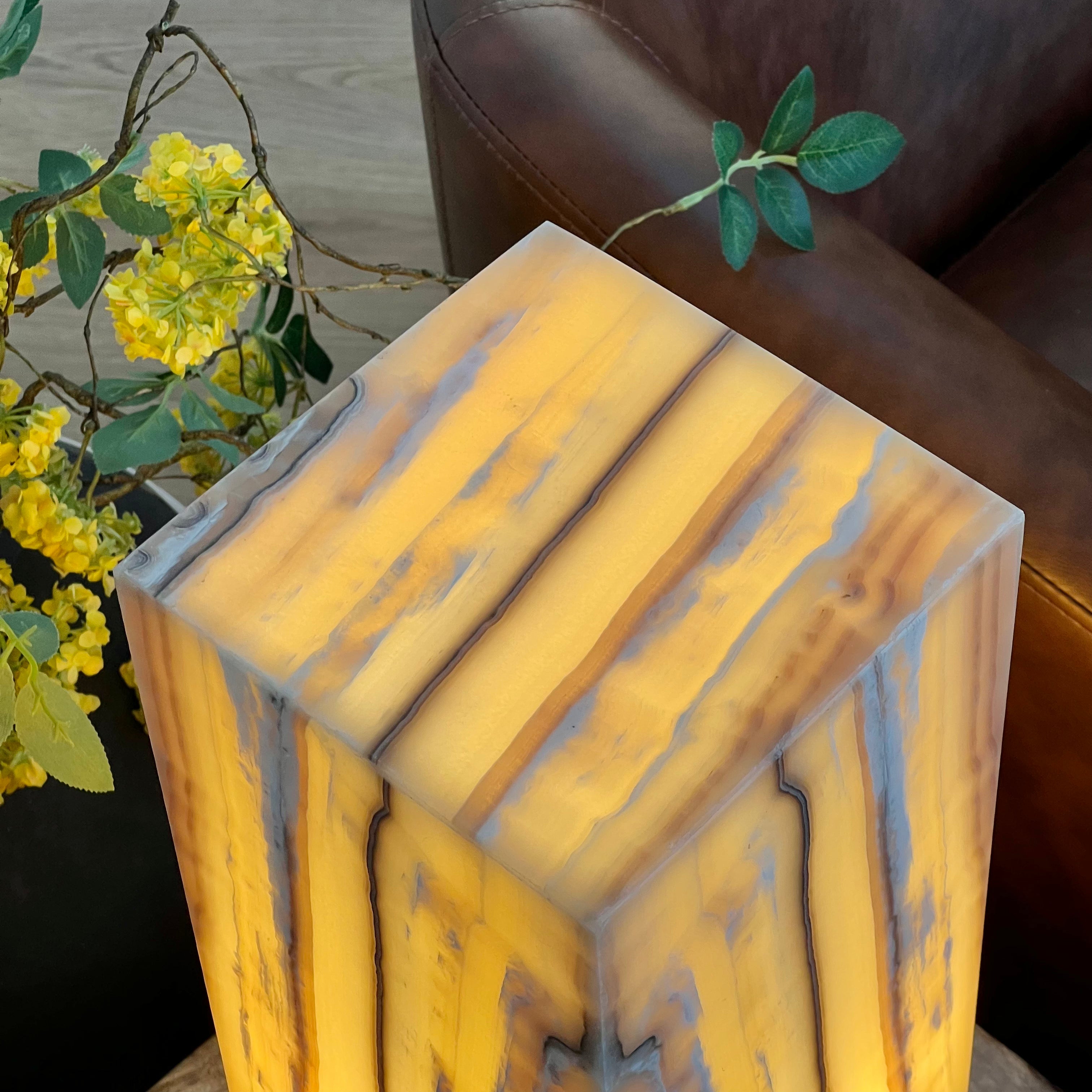 Handcrafted Onyx Table Lamp – Natural Stone Glow for Elegant Interiors