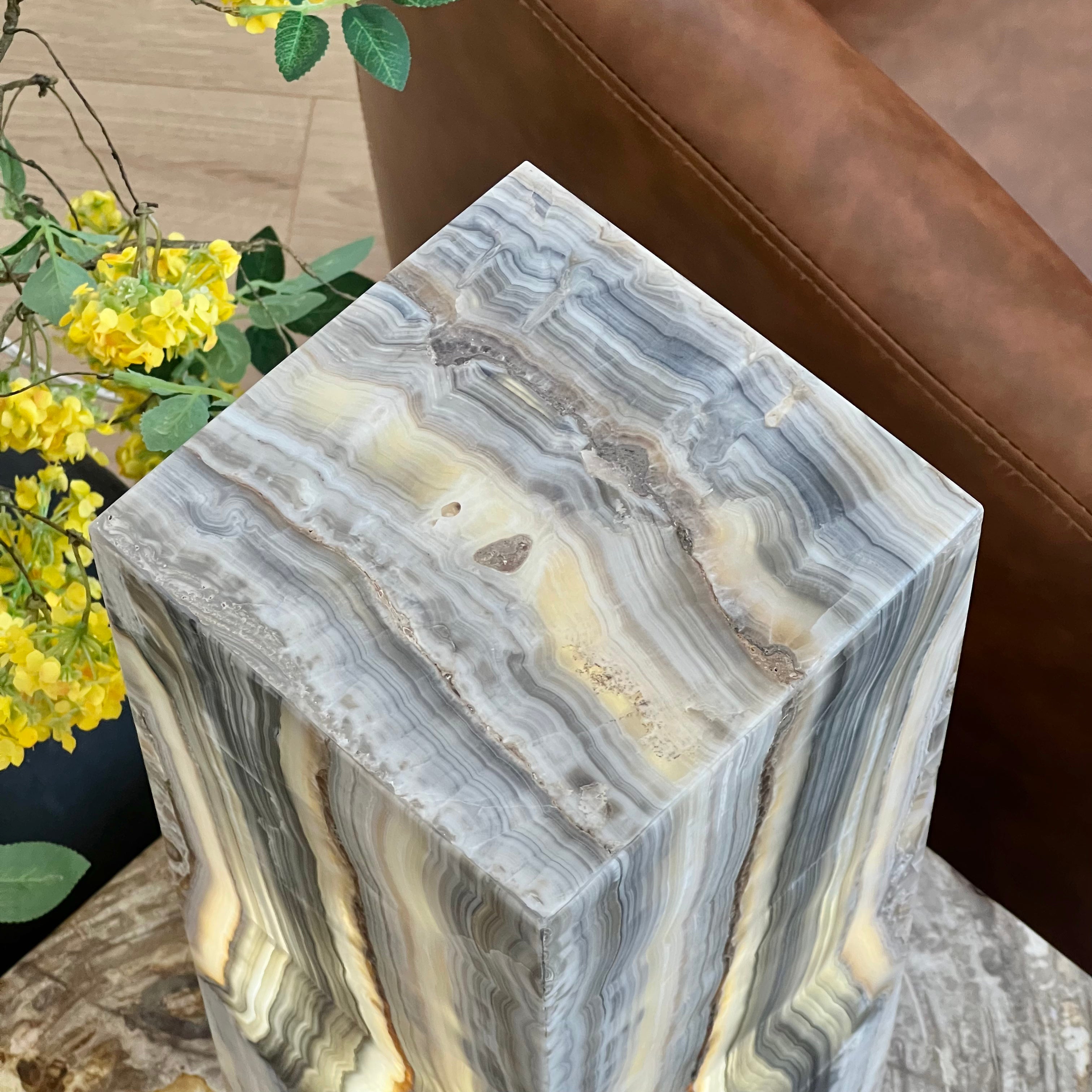 Cream & Grey Earth-Toned Onyx Table Lamp – Natural Stone Elegance