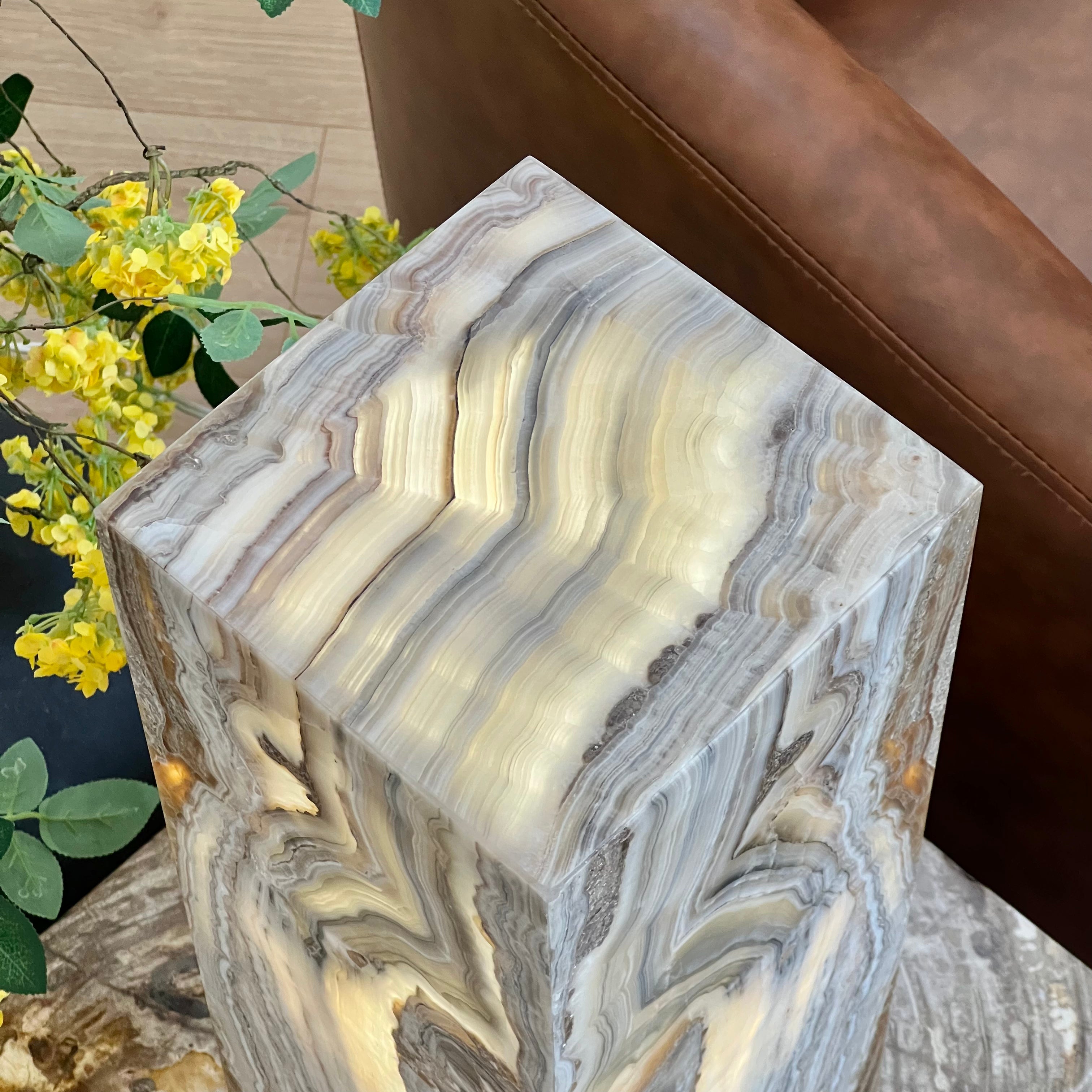 Cream & Grey Earth-Toned Onyx Table Lamp – Natural Stone Elegance