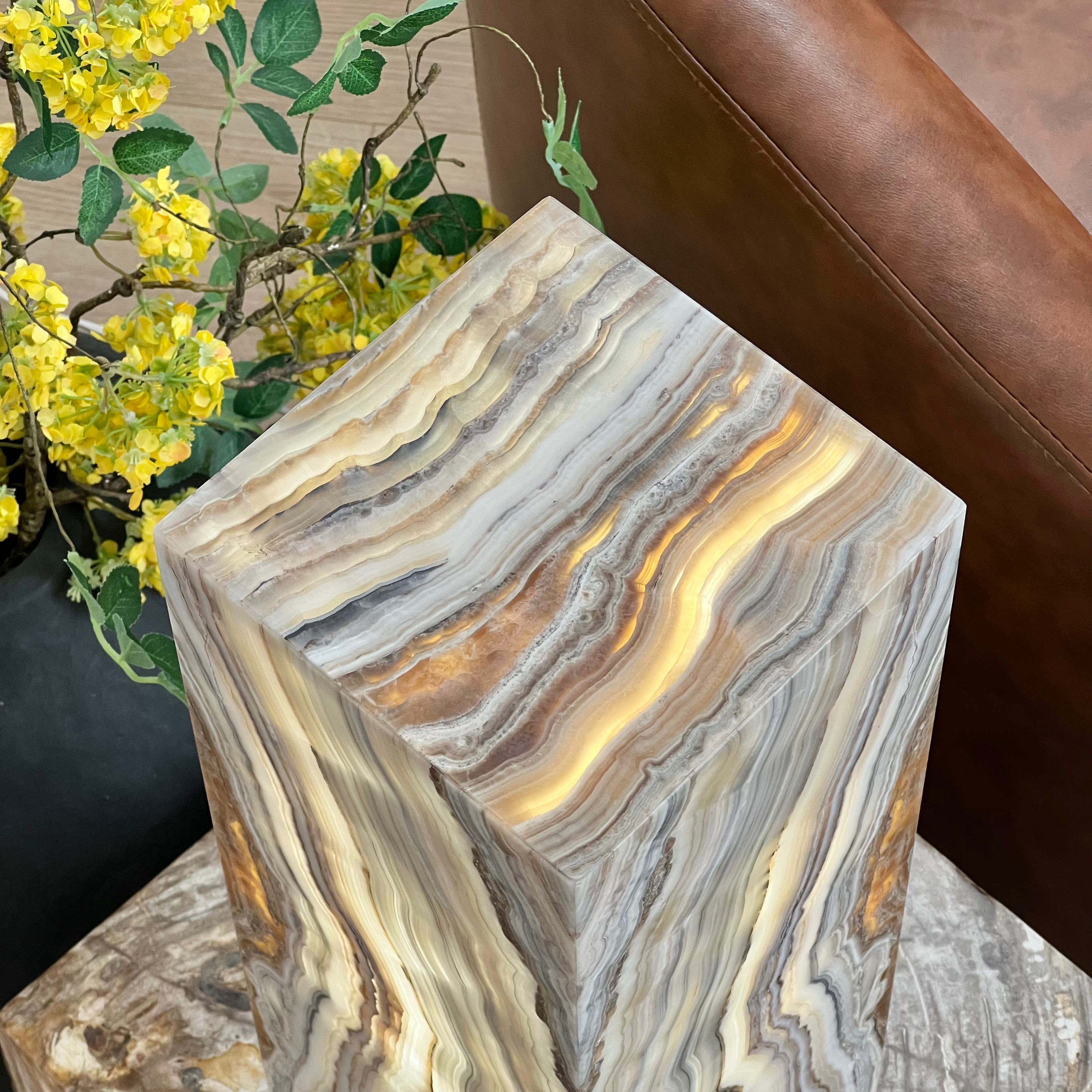 Cream & Grey Earth-Toned Onyx Table Lamp – Natural Stone Elegance